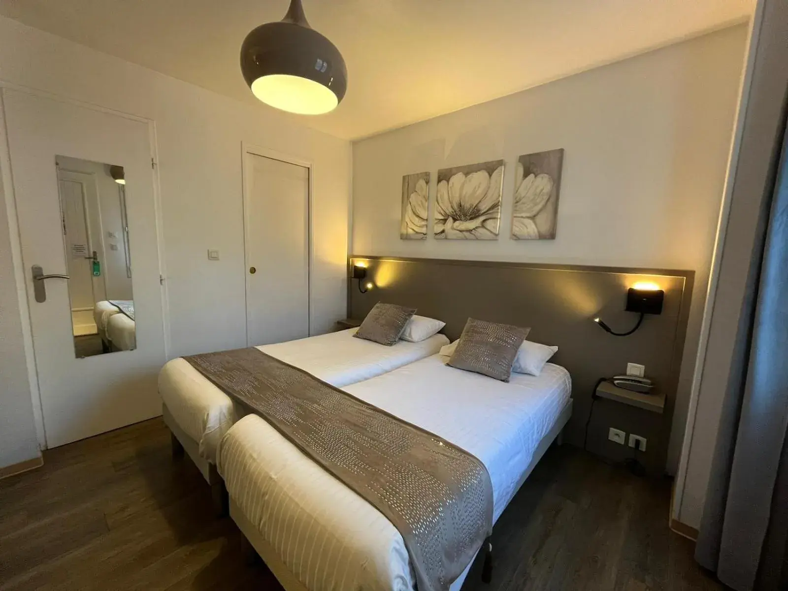 TV and multimedia, Bed in Cit'Hotel Le Cheval Blanc