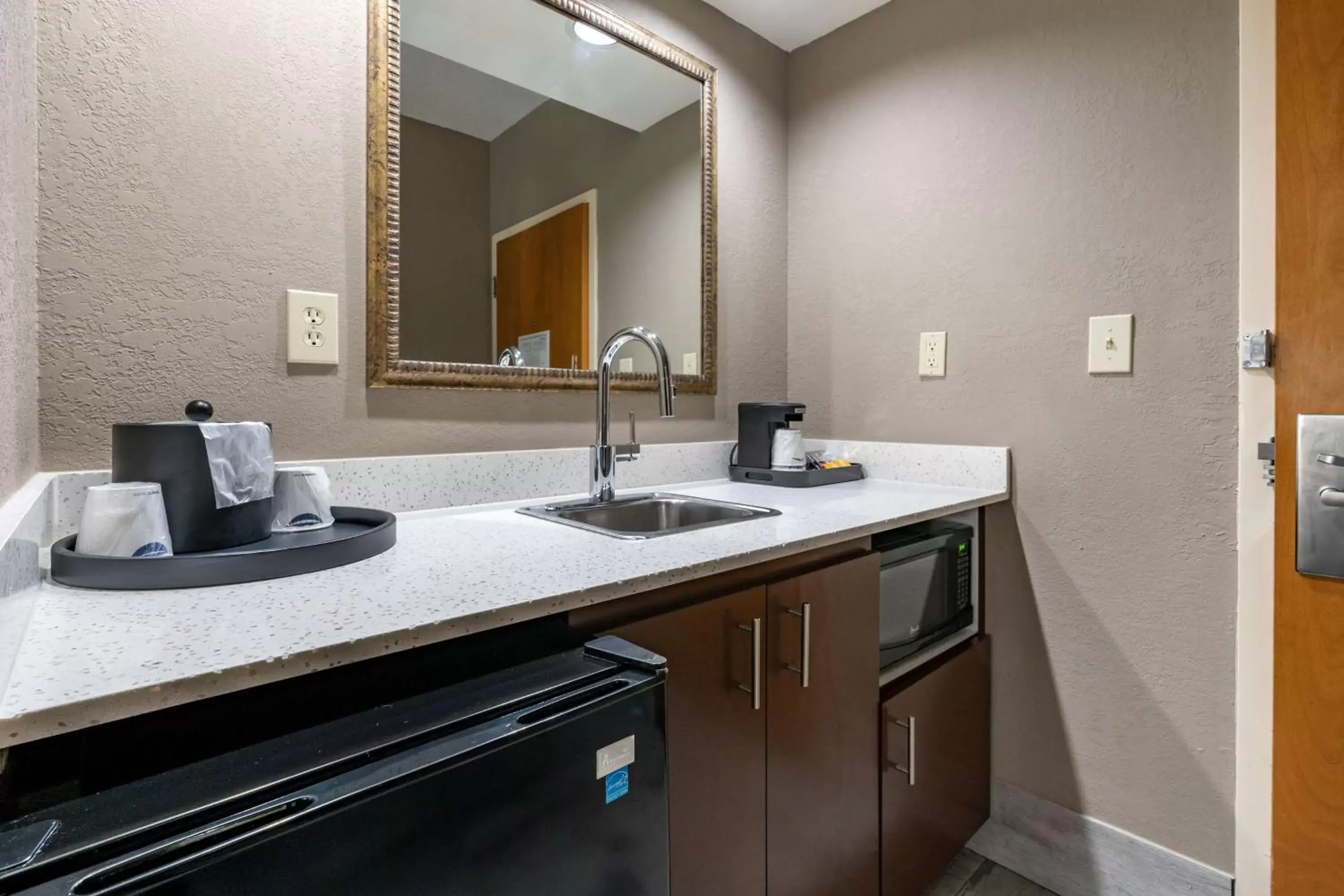 Photo of the whole room, Bathroom in Hampton Inn & Suites Louisville East