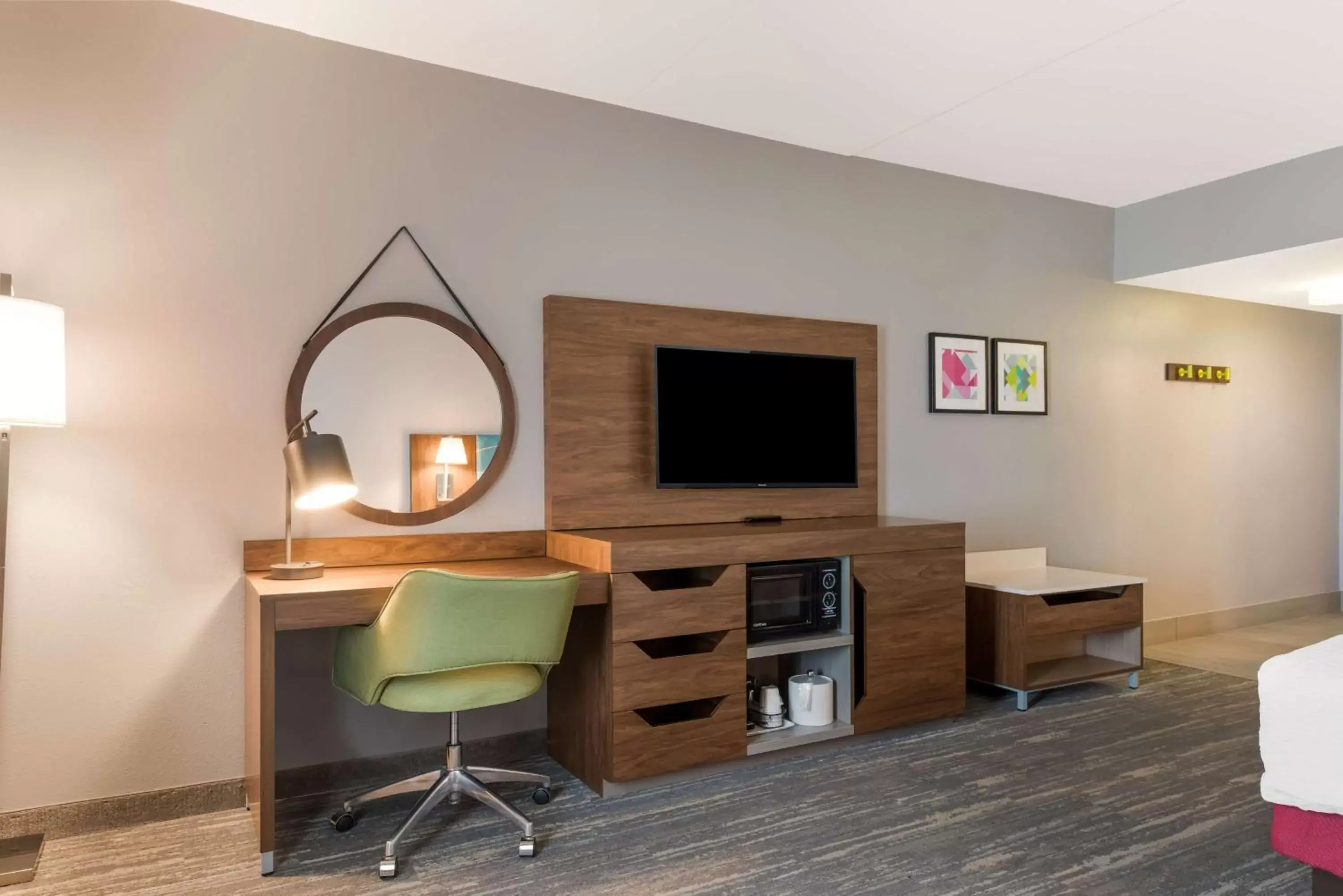 Bedroom, TV/Entertainment Center in Hampton Inn & Suites Charlotte-Airport