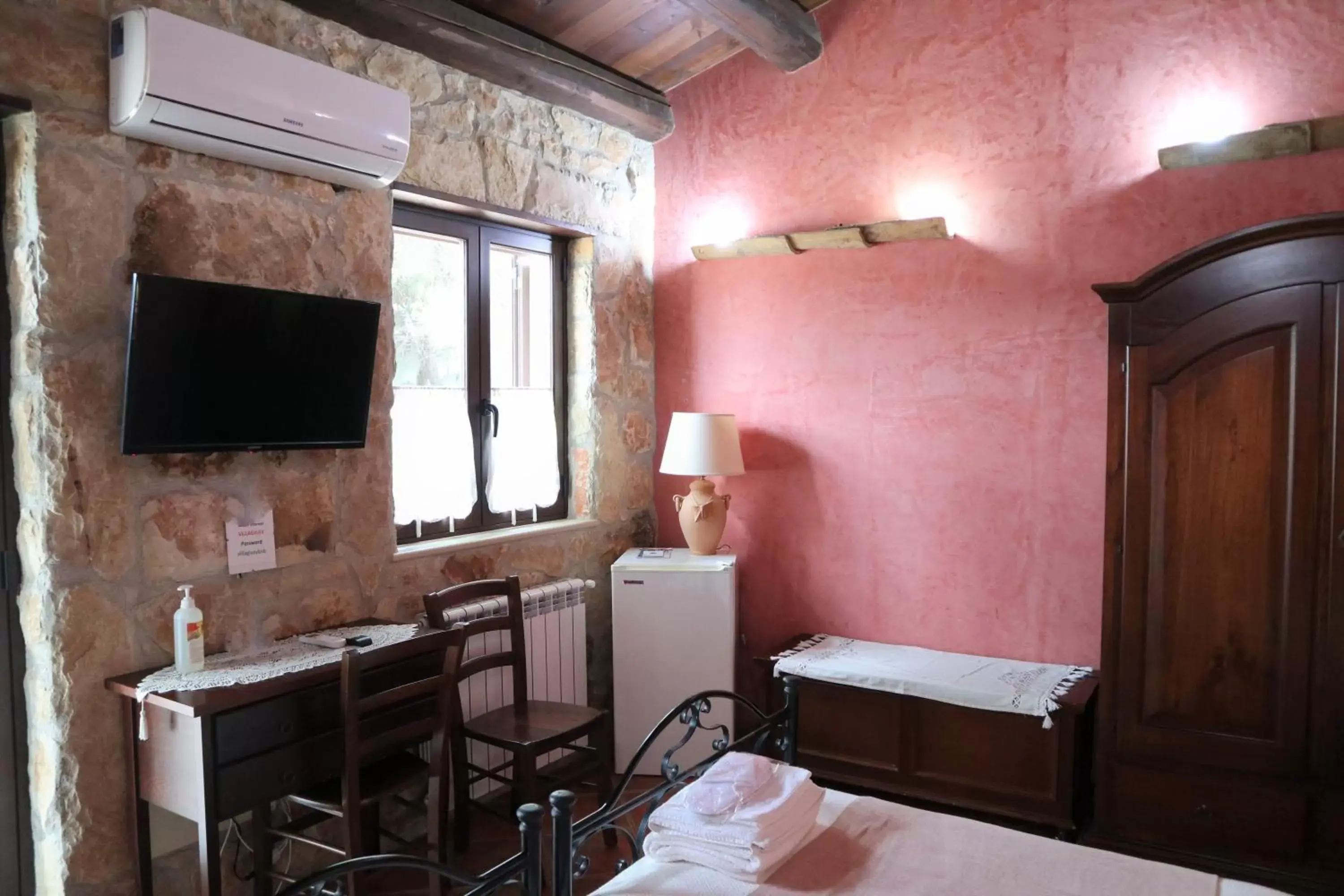 Bed, TV/Entertainment Center in B&B Villa Giusy