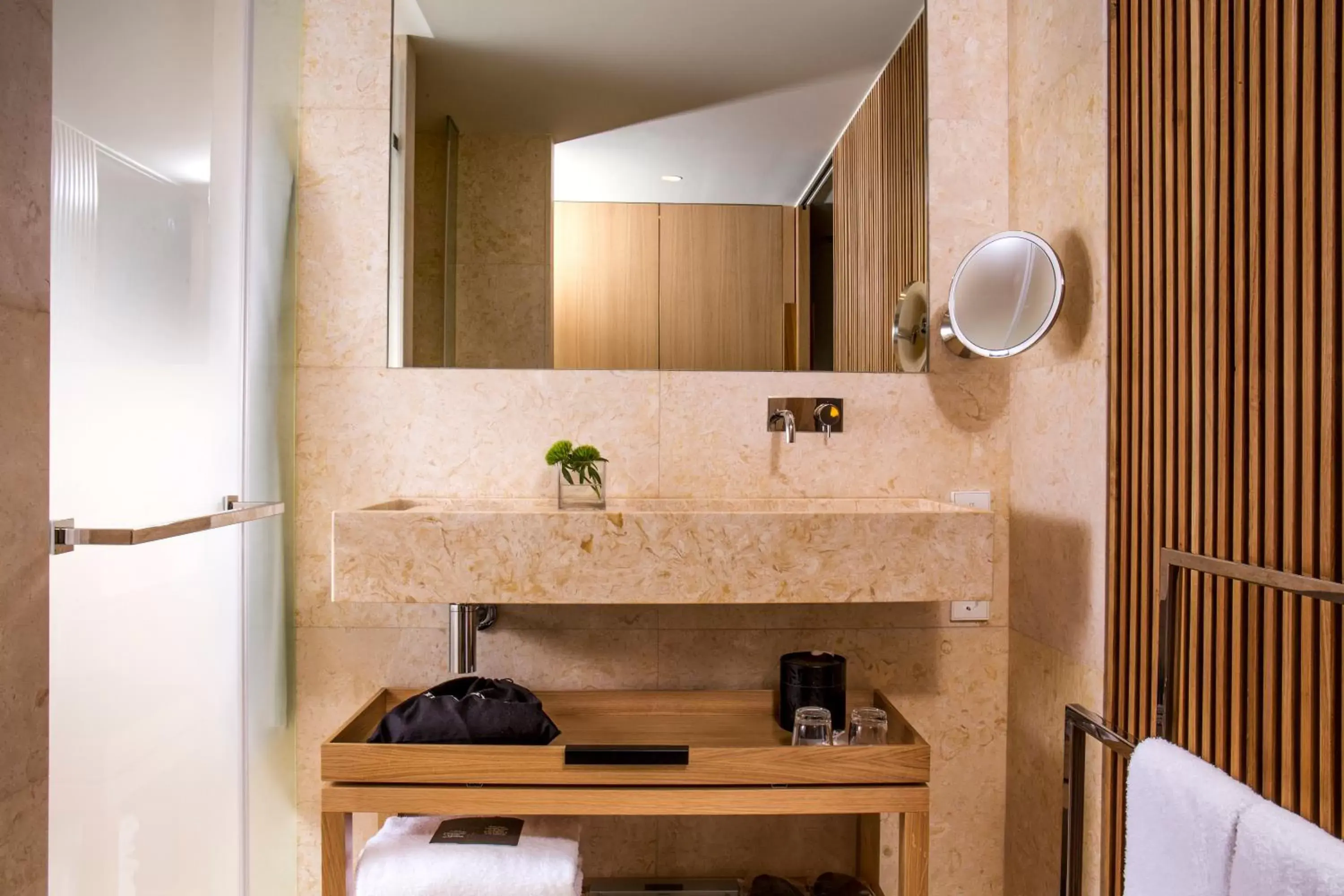 Bathroom, Kitchen/Kitchenette in Memmo Príncipe Real - Design Hotels