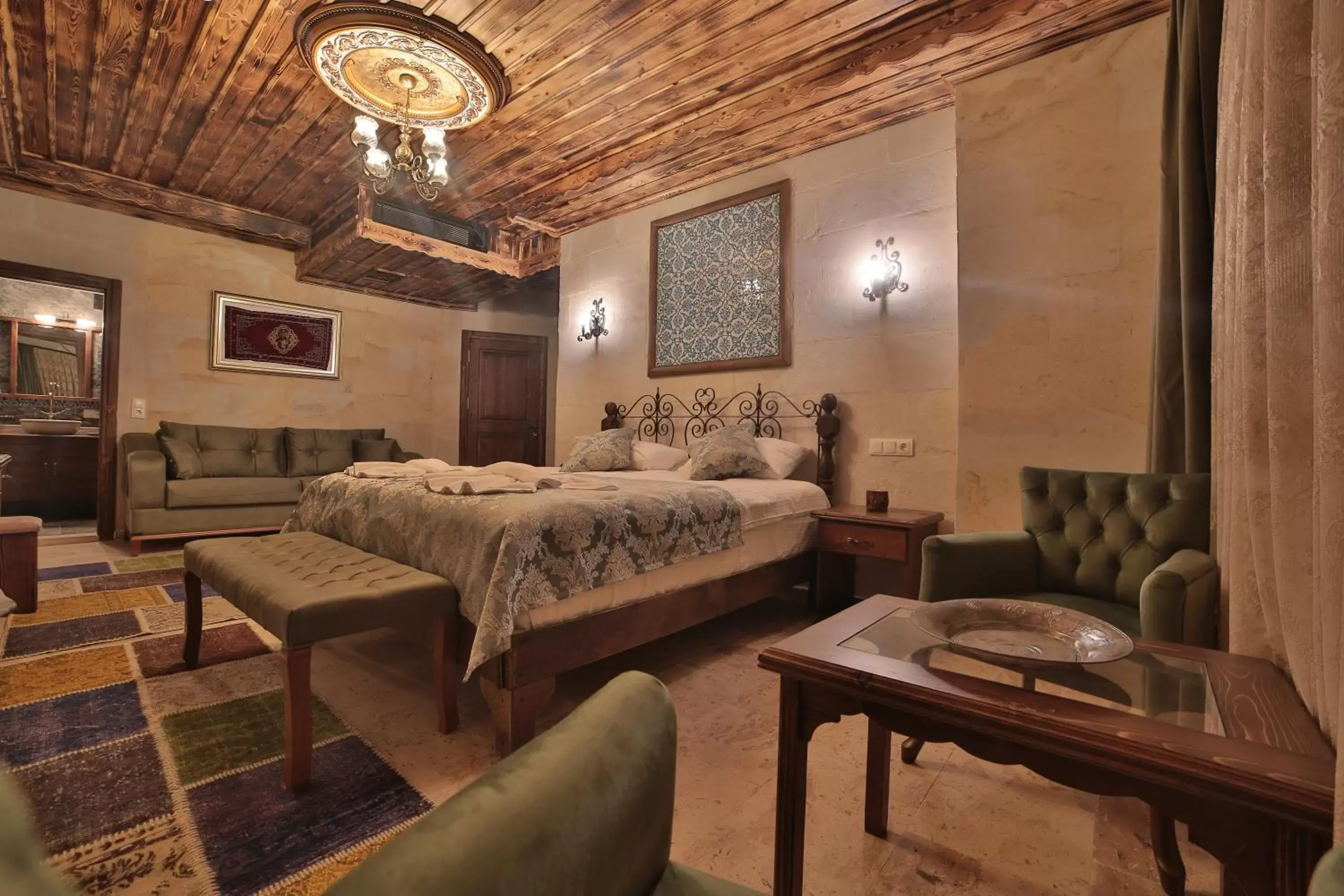 Shower, Seating Area in Caravanserai Inn Hotel