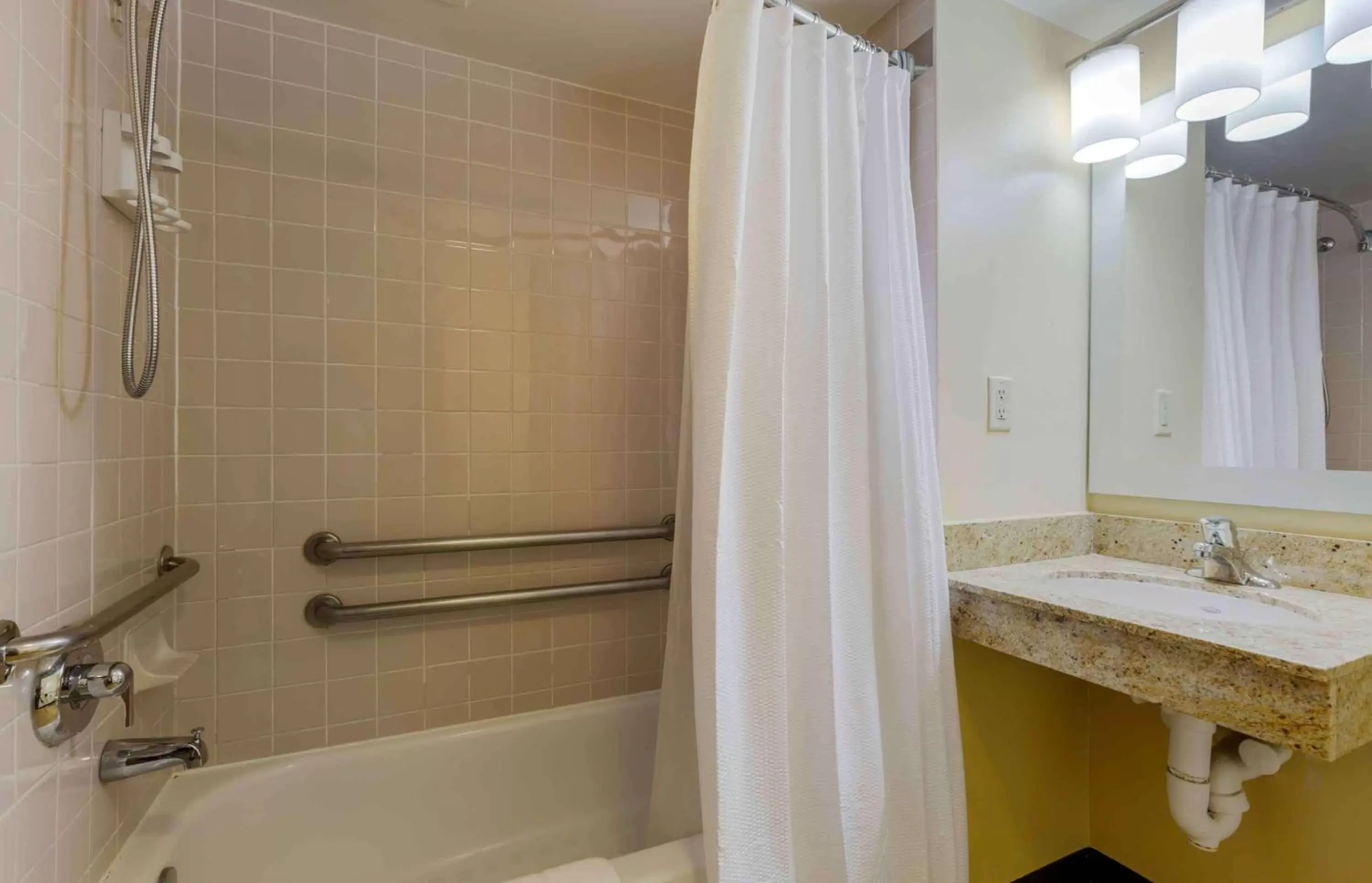 Bathroom in Extended Stay America Suites - Chantilly - Dulles