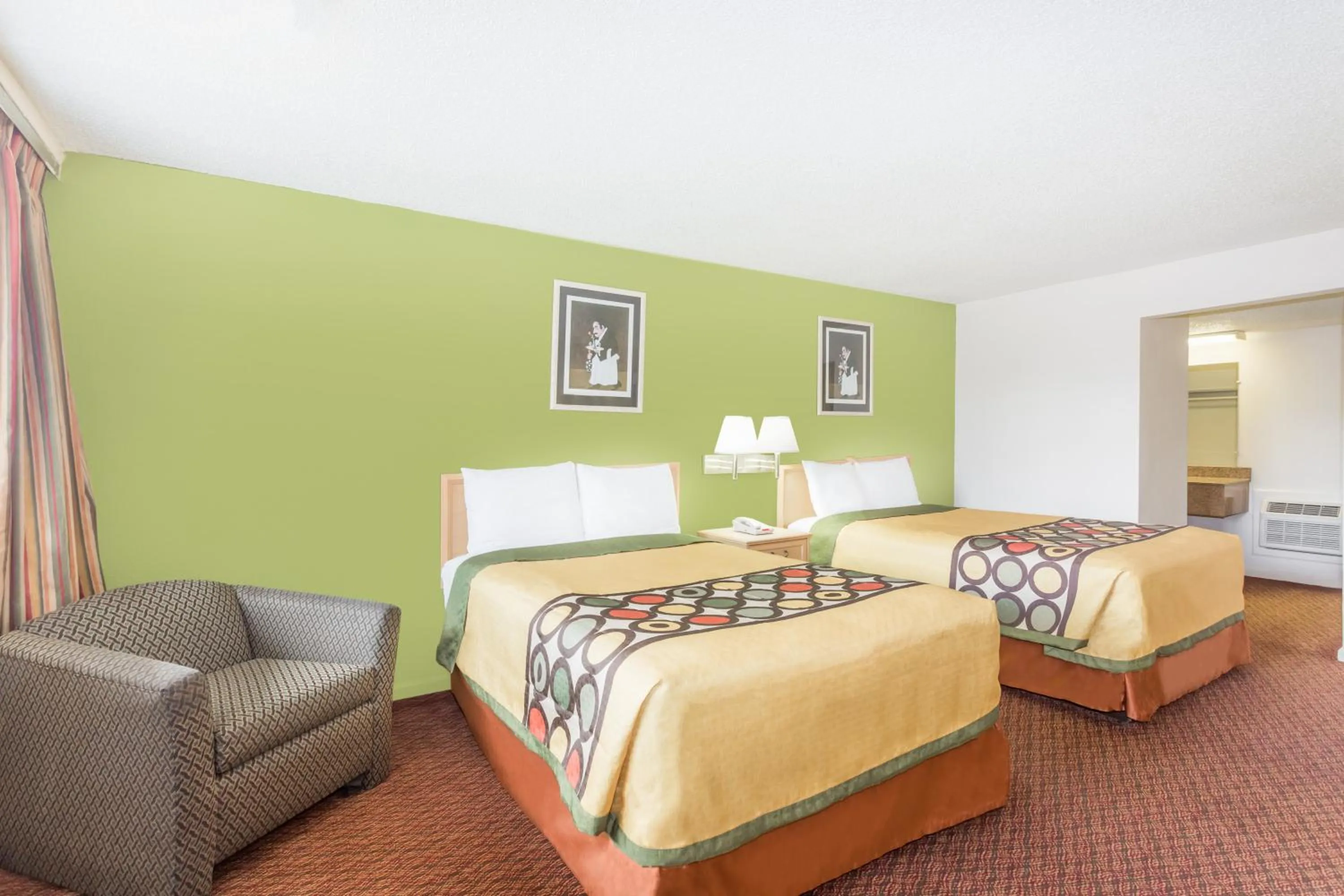 Bed in Knights Inn Statesboro