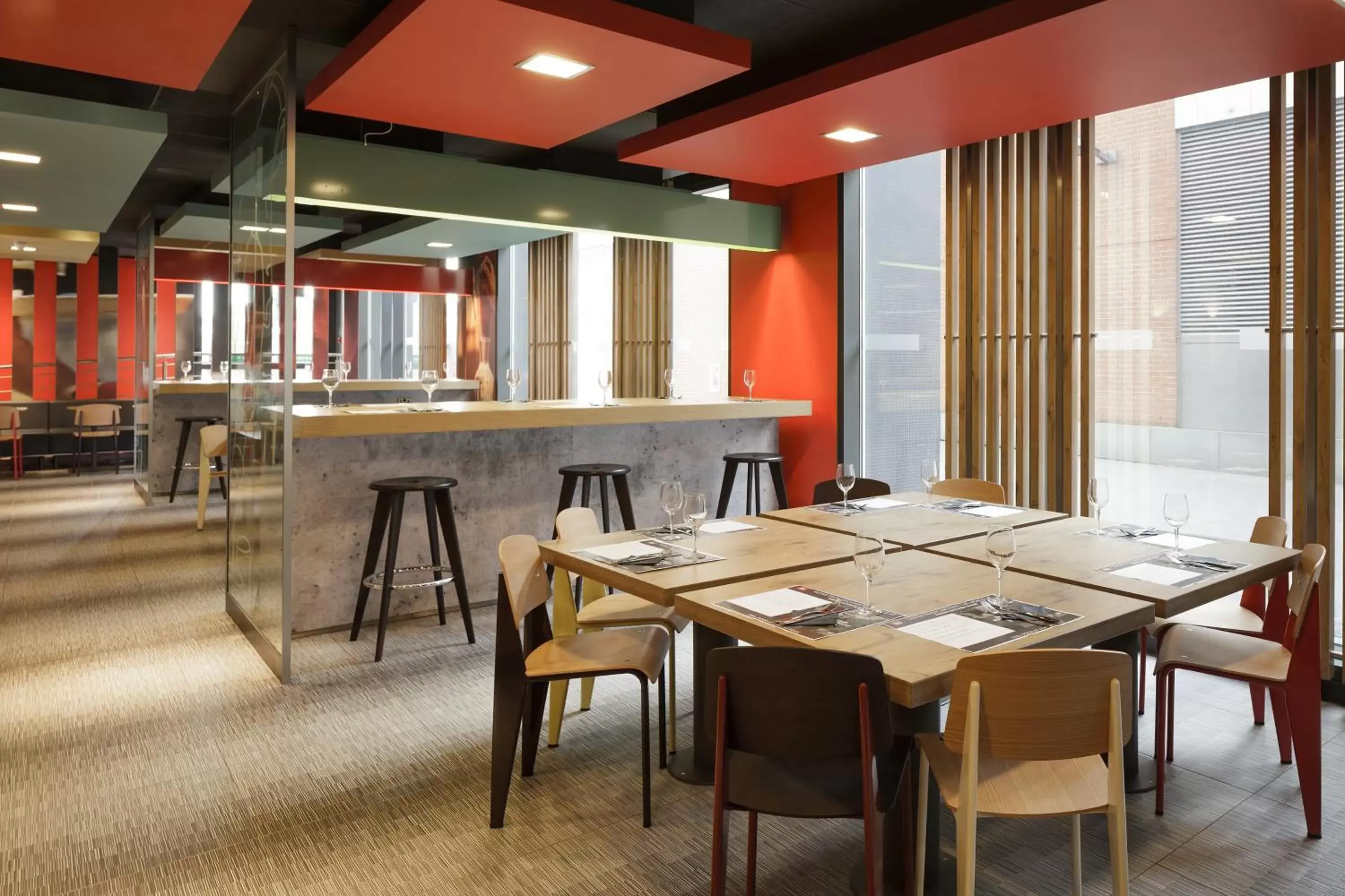 Restaurant/Places to Eat in ibis London Excel-Docklands