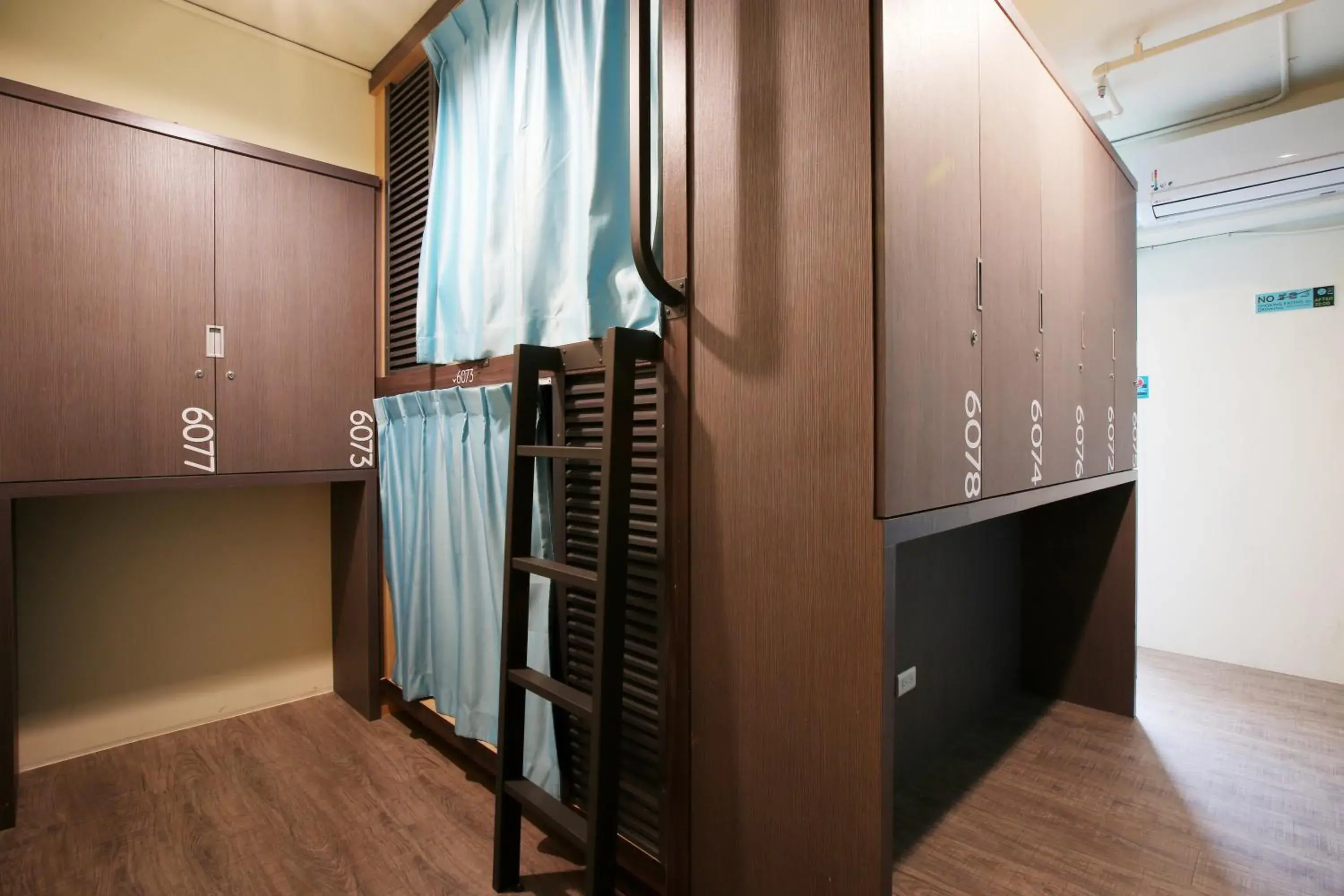 bunk bed, TV/Entertainment Center in Loosha Hostel