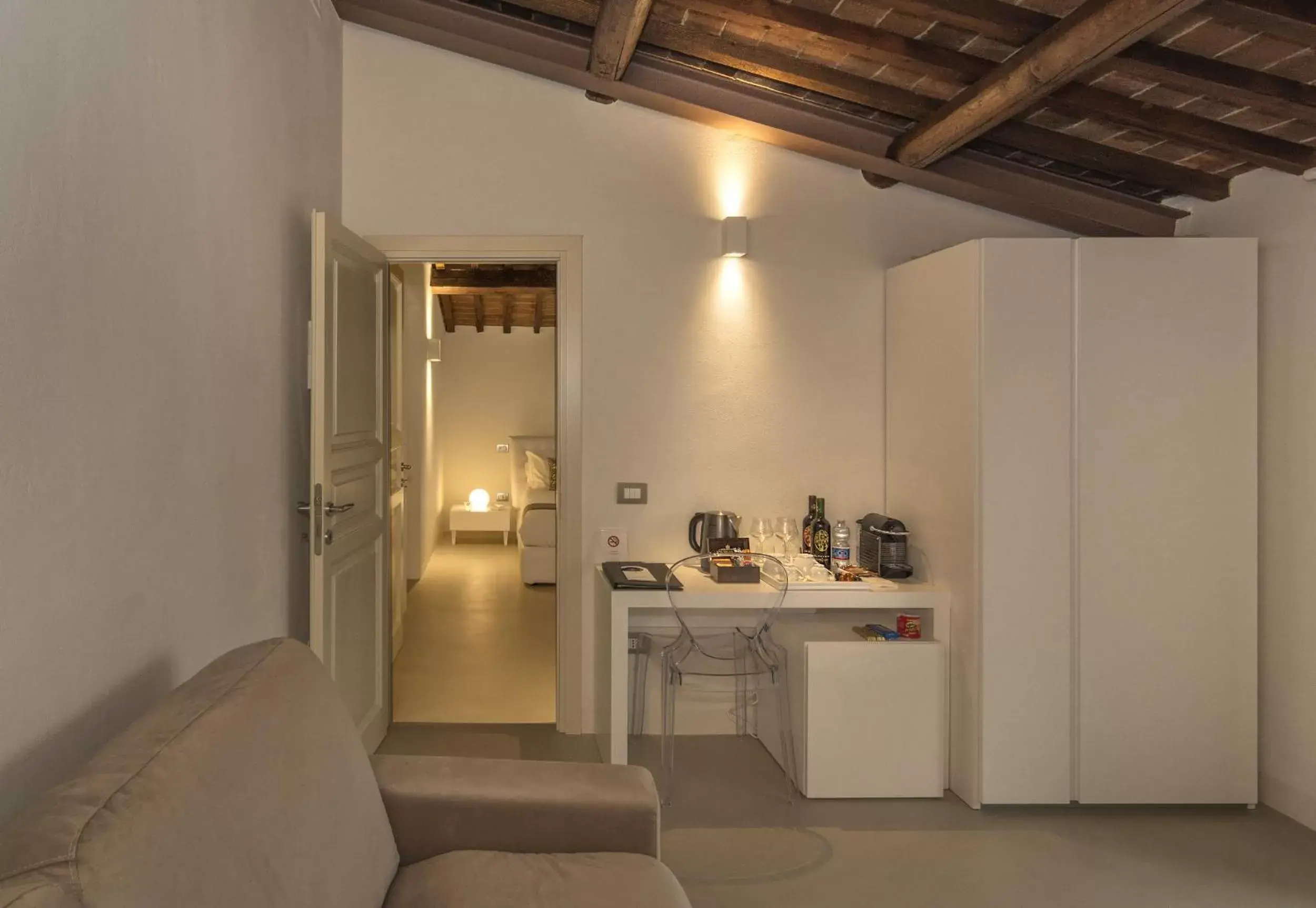 Coffee/tea facilities, Kitchen/Kitchenette in Palazzo Cini Luxury Rooms in Pisa