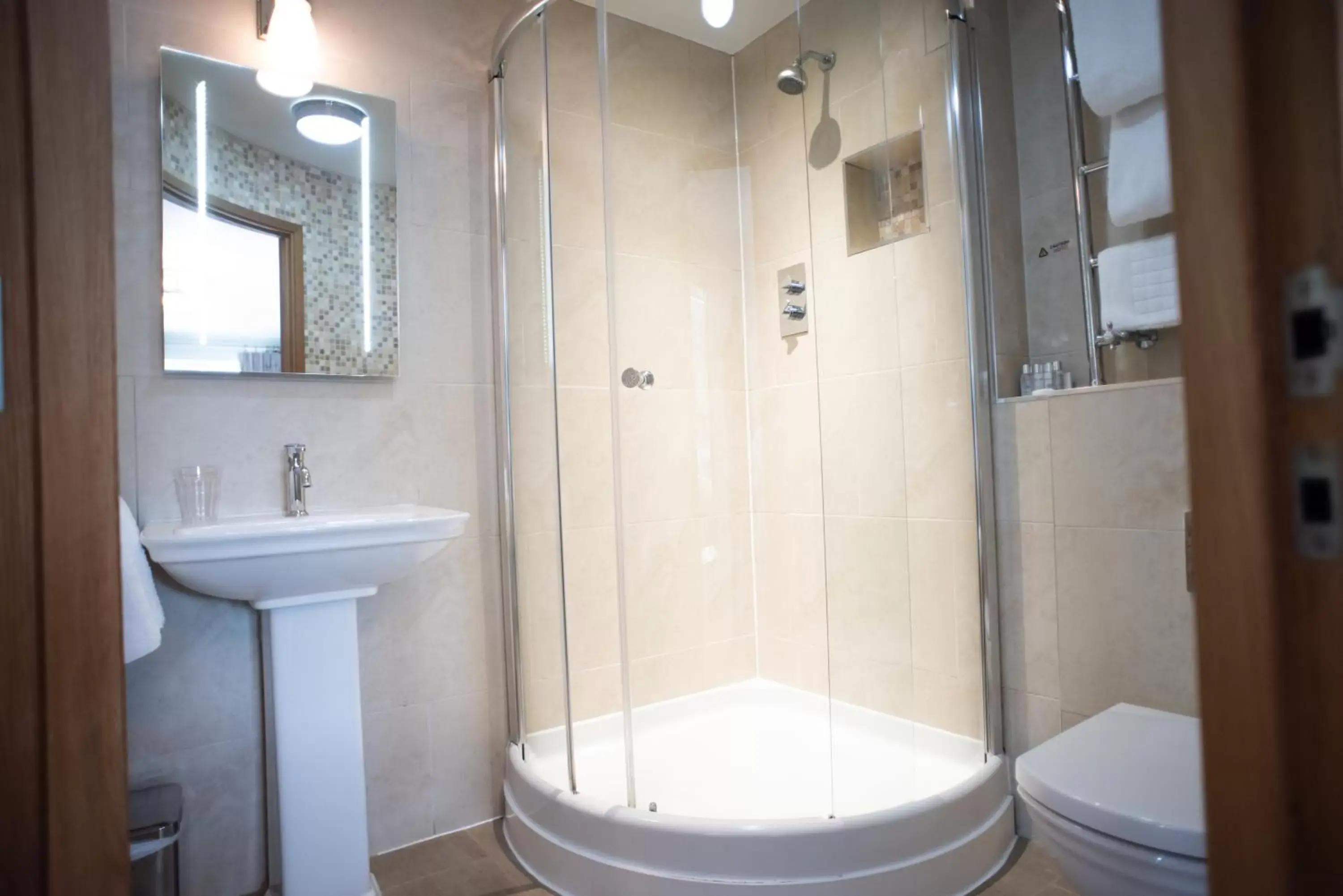 Bathroom in Cromwell Arms Country Pub with Rooms