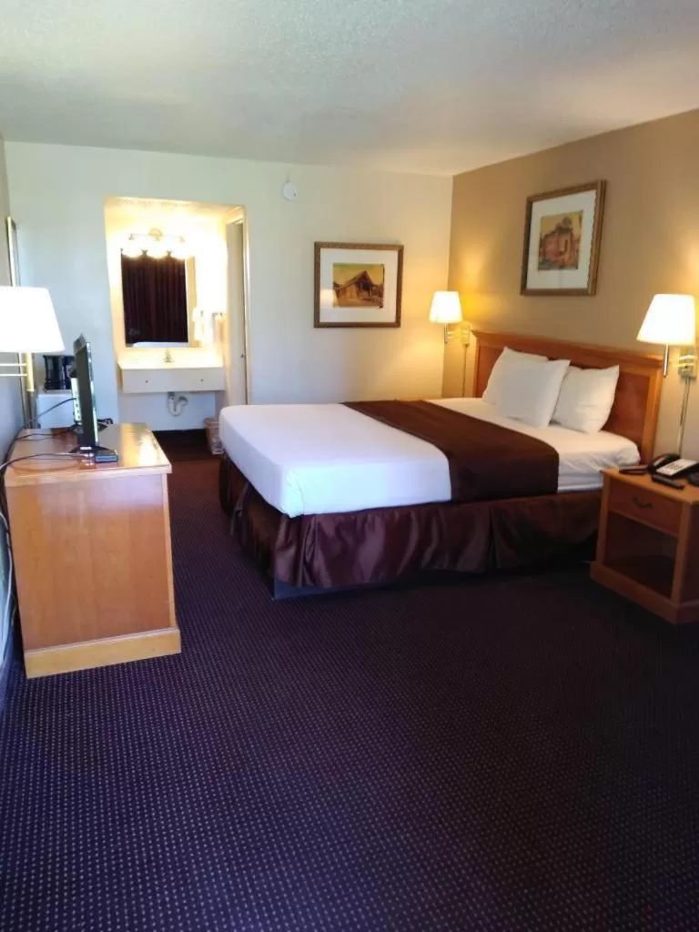 Photo of the whole room, Bed in Knights Inn San Antonio near Frost Bank Center