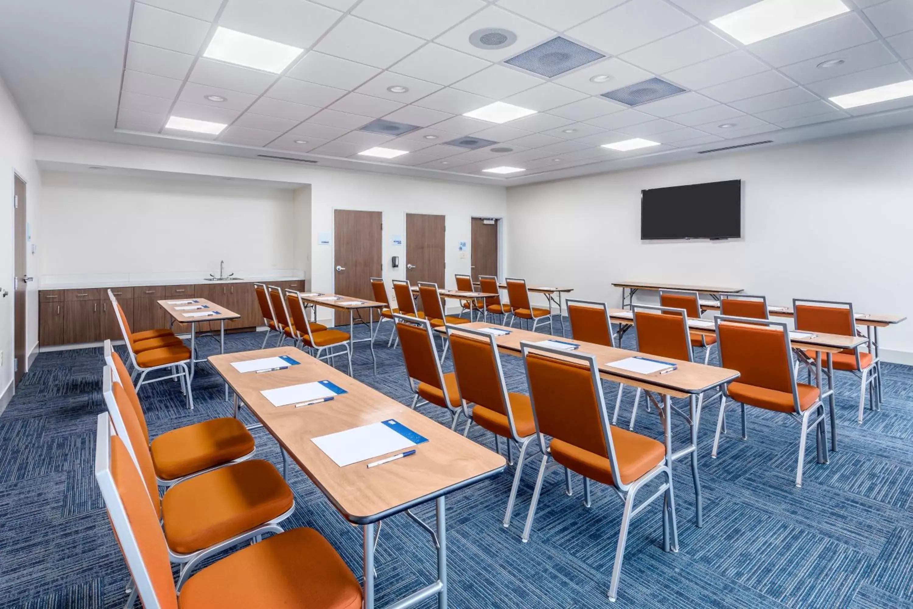 Meeting/conference room in Holiday Inn Express & Suites Hammond, an IHG Hotel