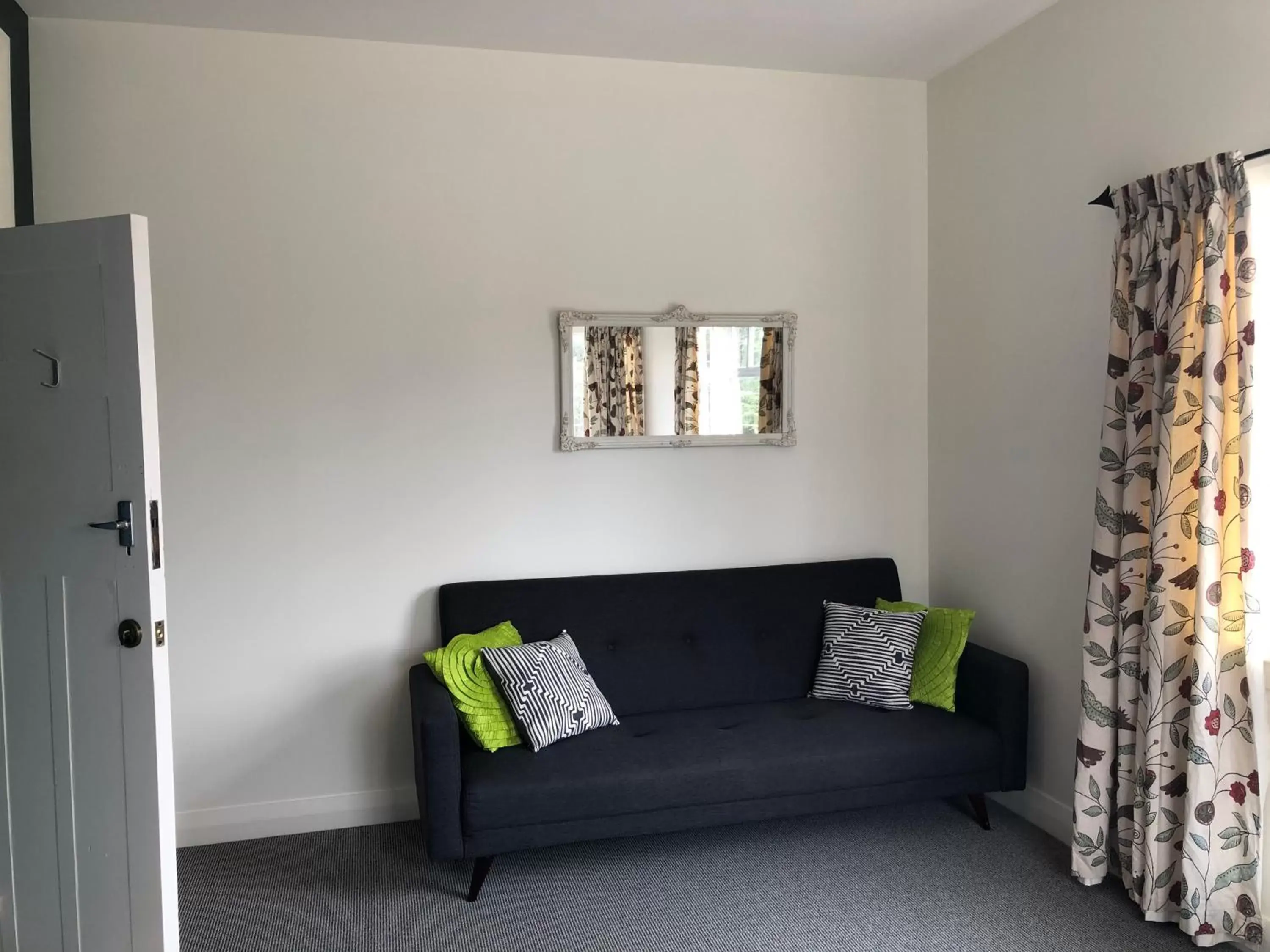 Bedroom, Seating Area in The Brown Pub