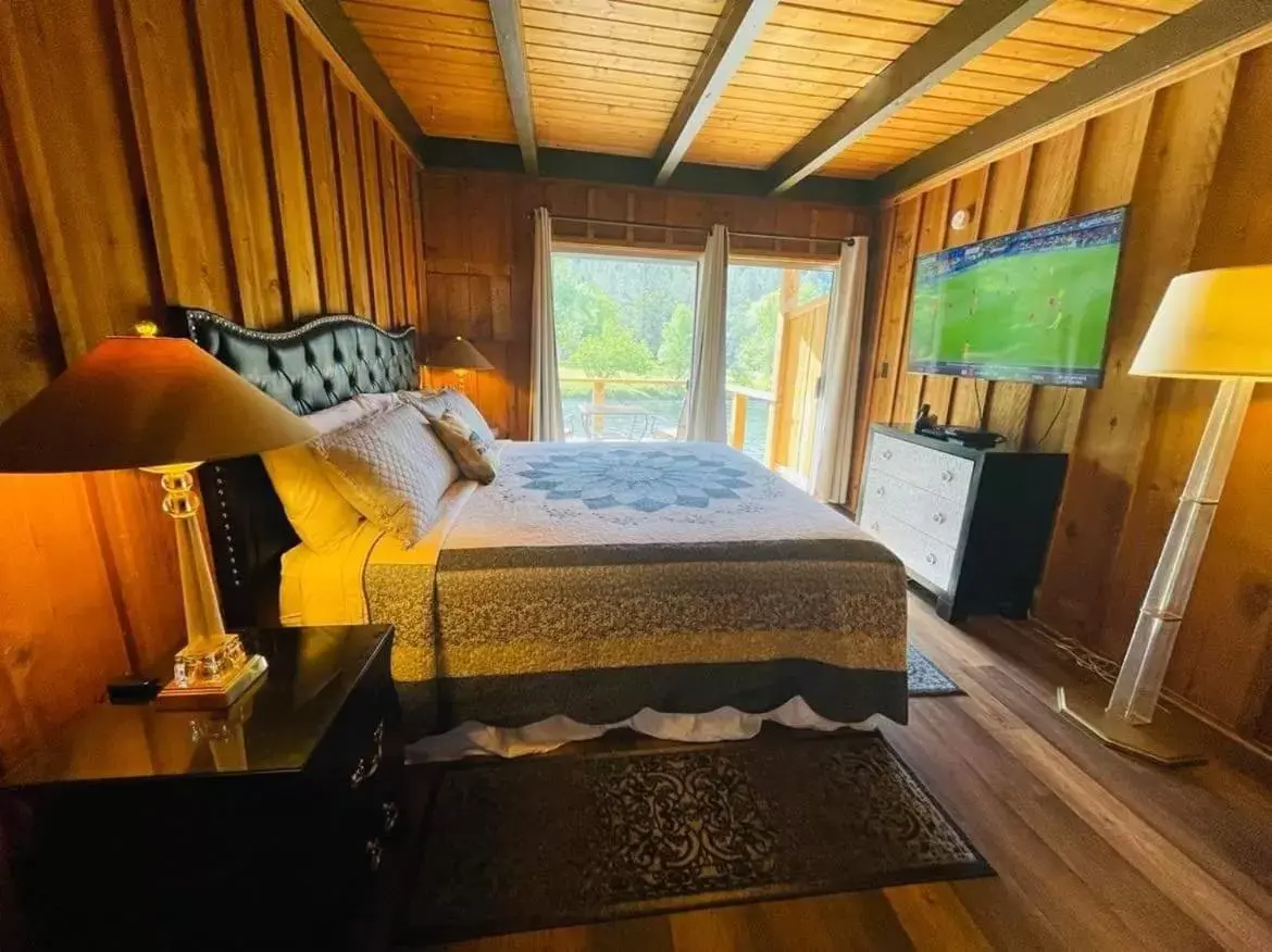 Bed in Riverfront Lodging
