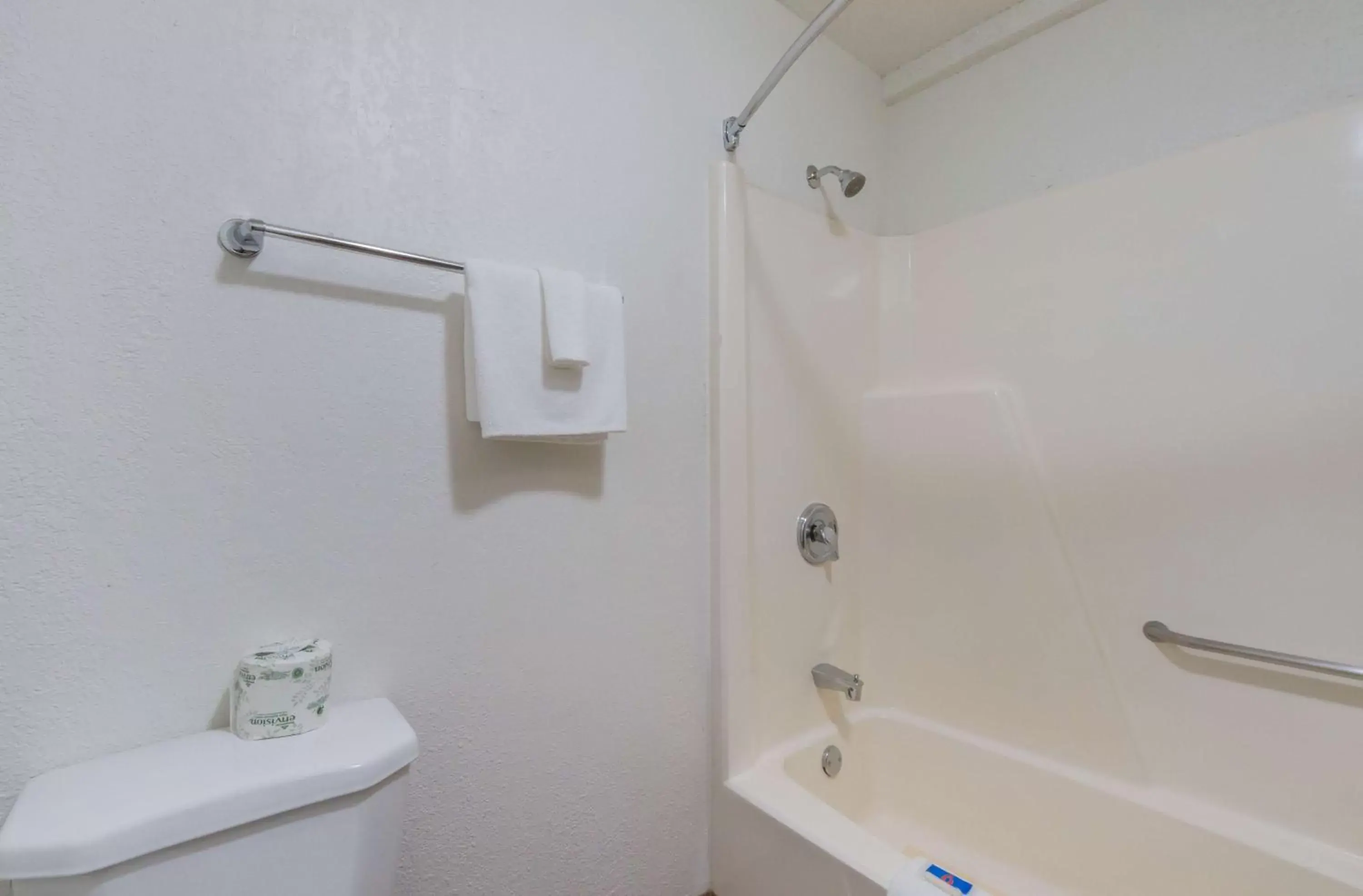 Shower, Bathroom in Motel 6-Boerne, TX