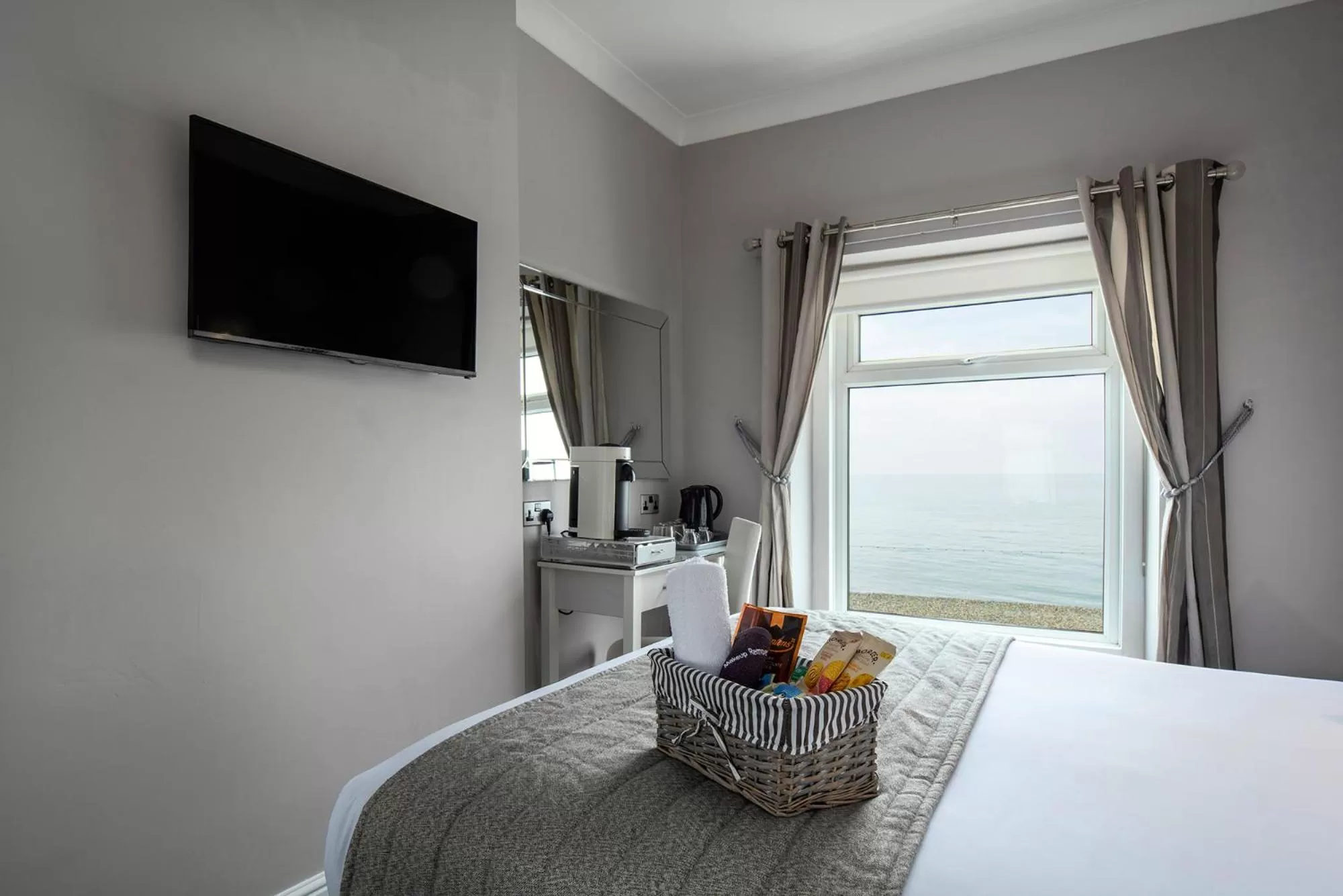 Bedroom, Bed in Pebble House