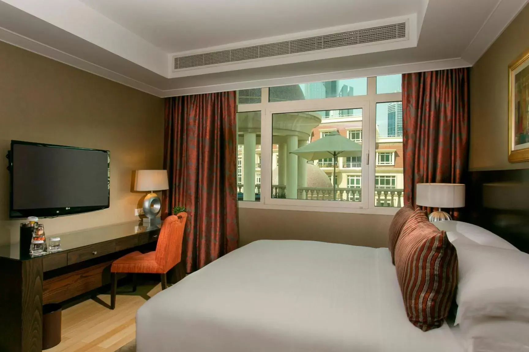Communal lounge/ TV room, Bed in Swissôtel Al Murooj Dubai