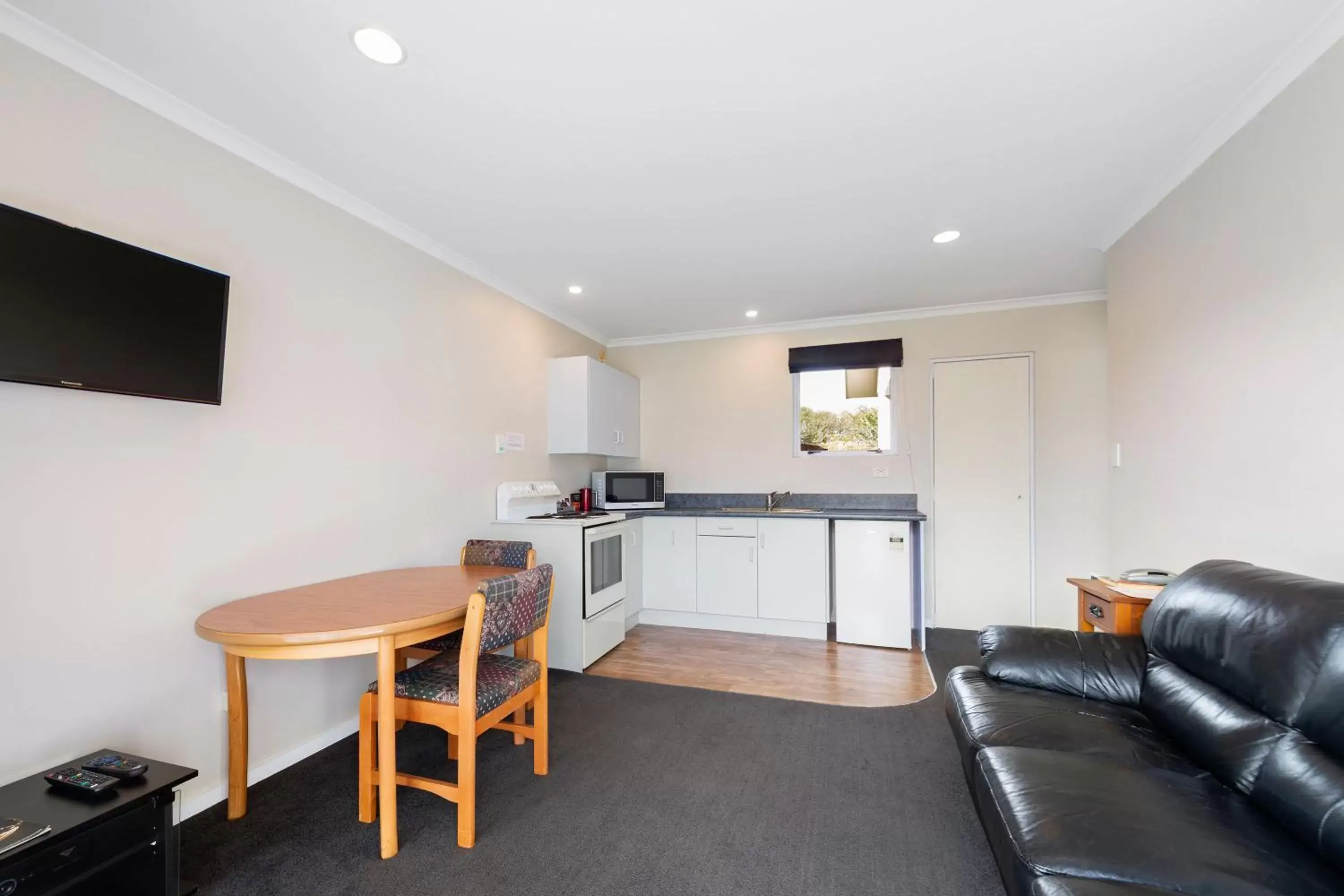 Kitchen or kitchenette, Seating Area in Tower Lodge Motel