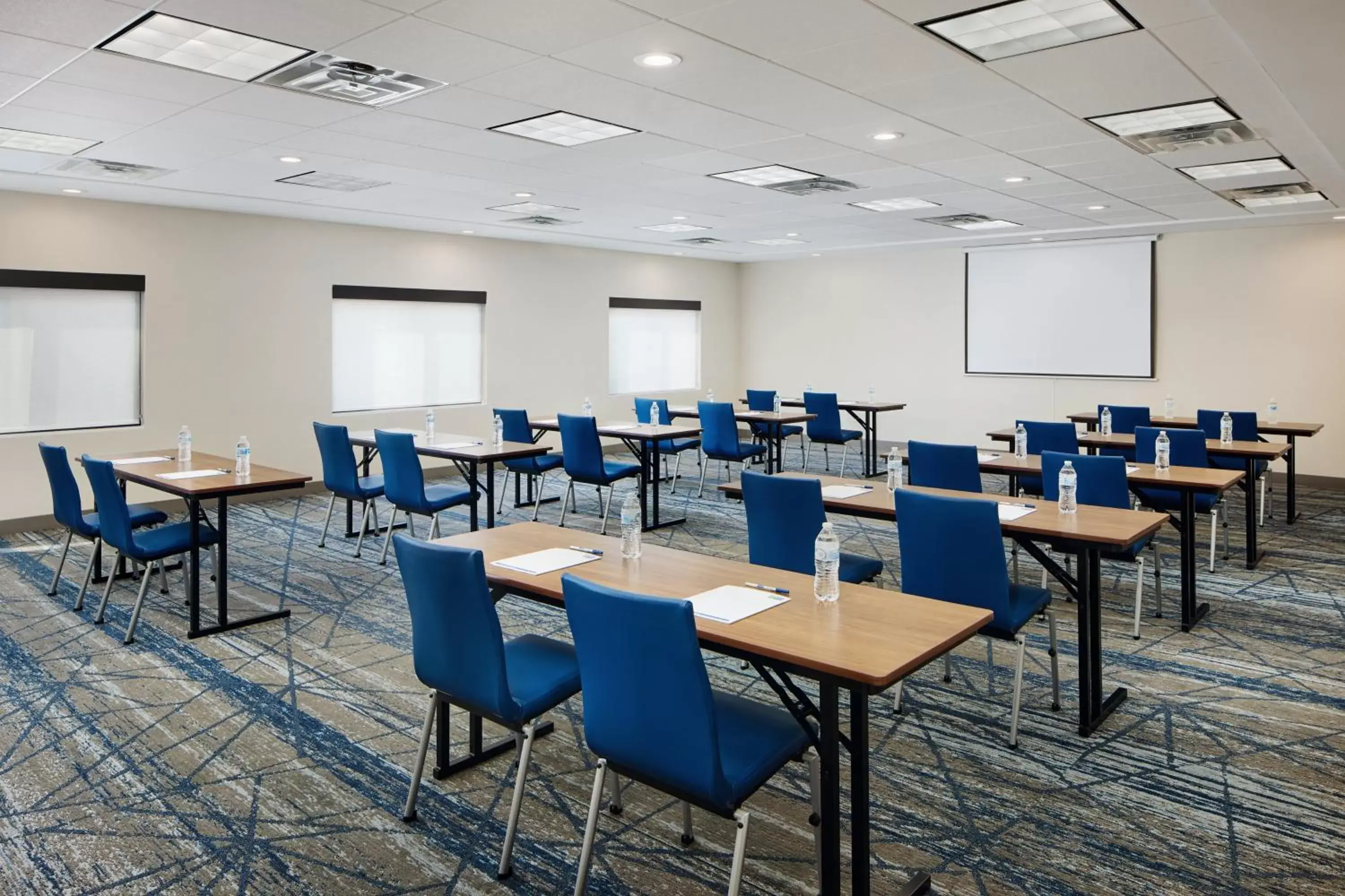 Meeting/conference room in Holiday Inn Express & Suites Bridgeport, an IHG Hotel