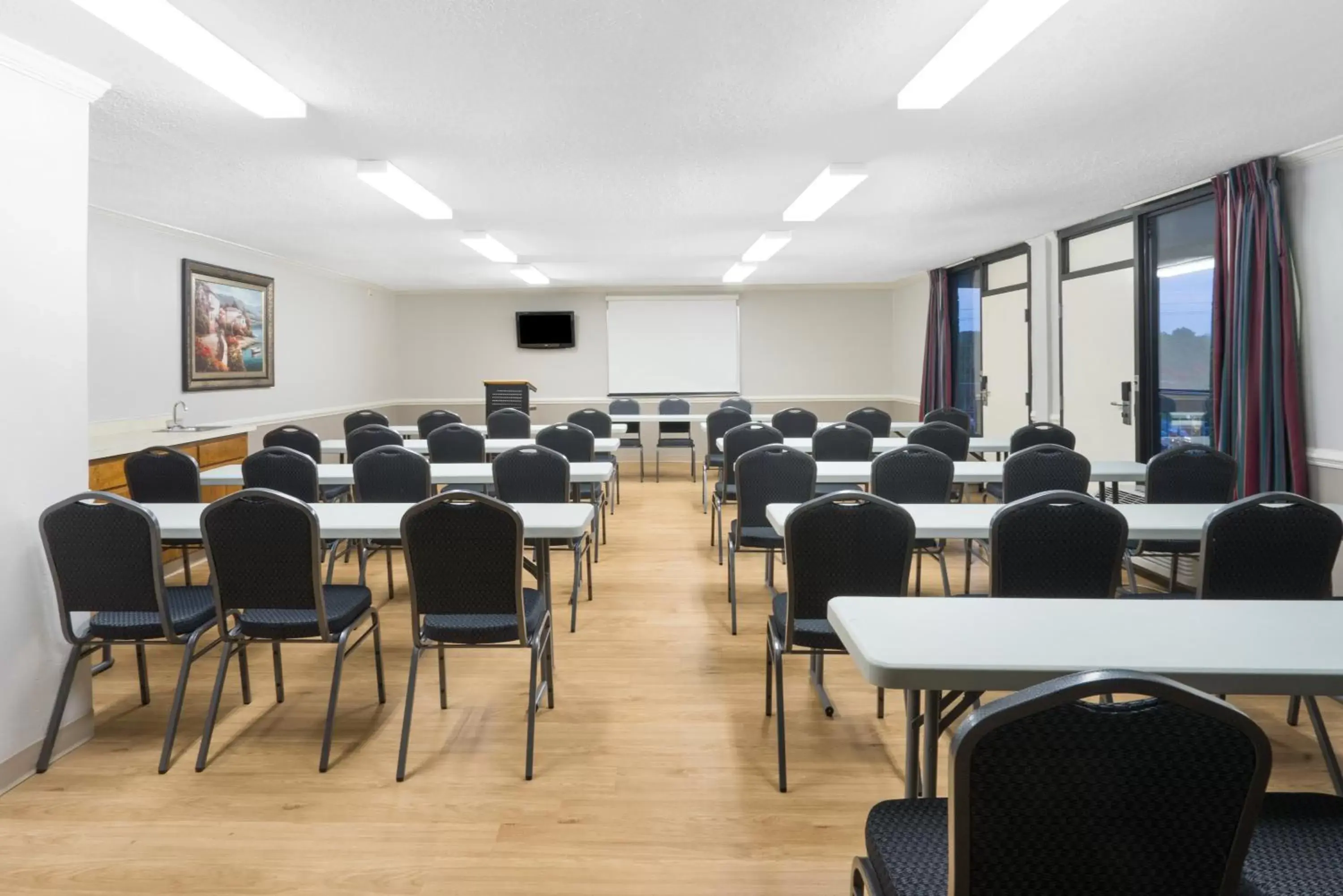 Meeting/conference room in Days Inn by Wyndham Raleigh Midtown