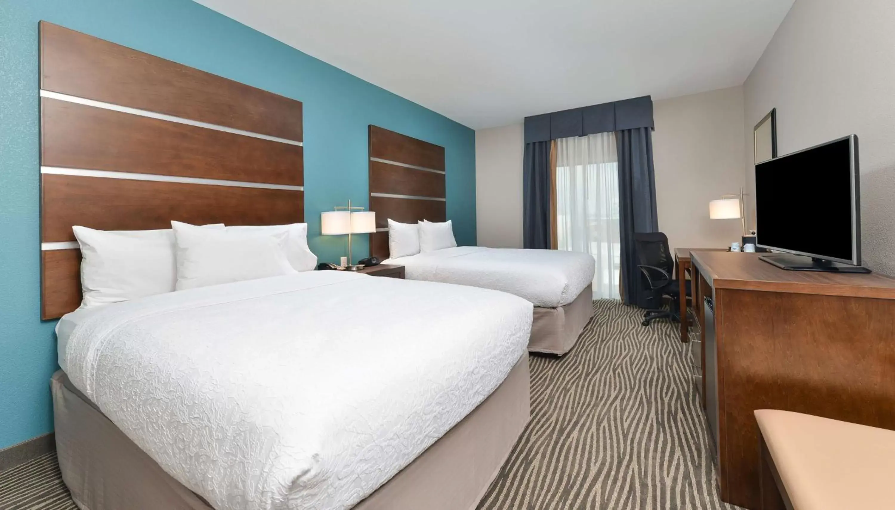 Bedroom, Bed in Hampton Inn & Suites Des Moines Downtown