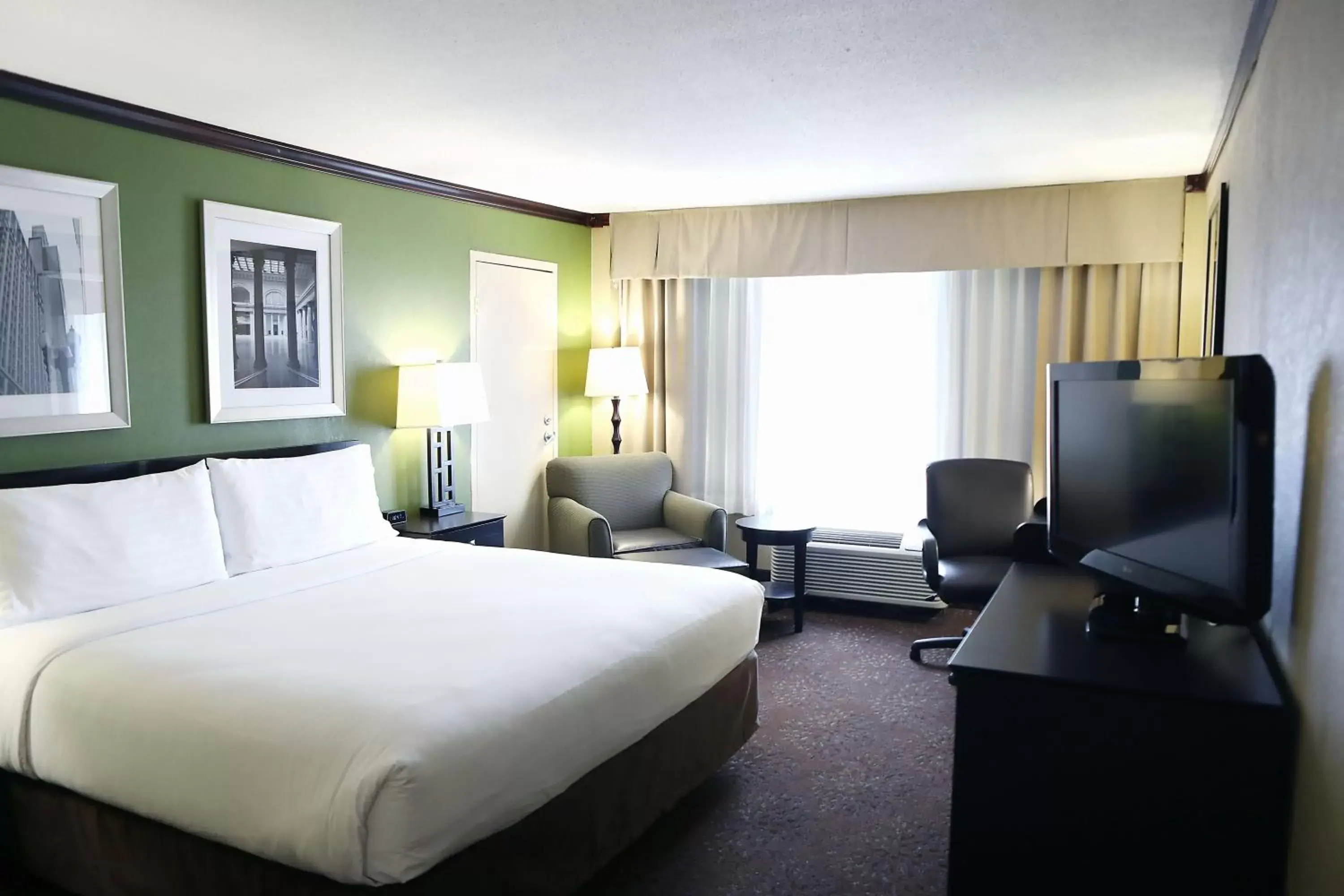 Photo of the whole room, TV/Entertainment Center in Holiday Inn Chicago/Oak Brook, an IHG Hotel