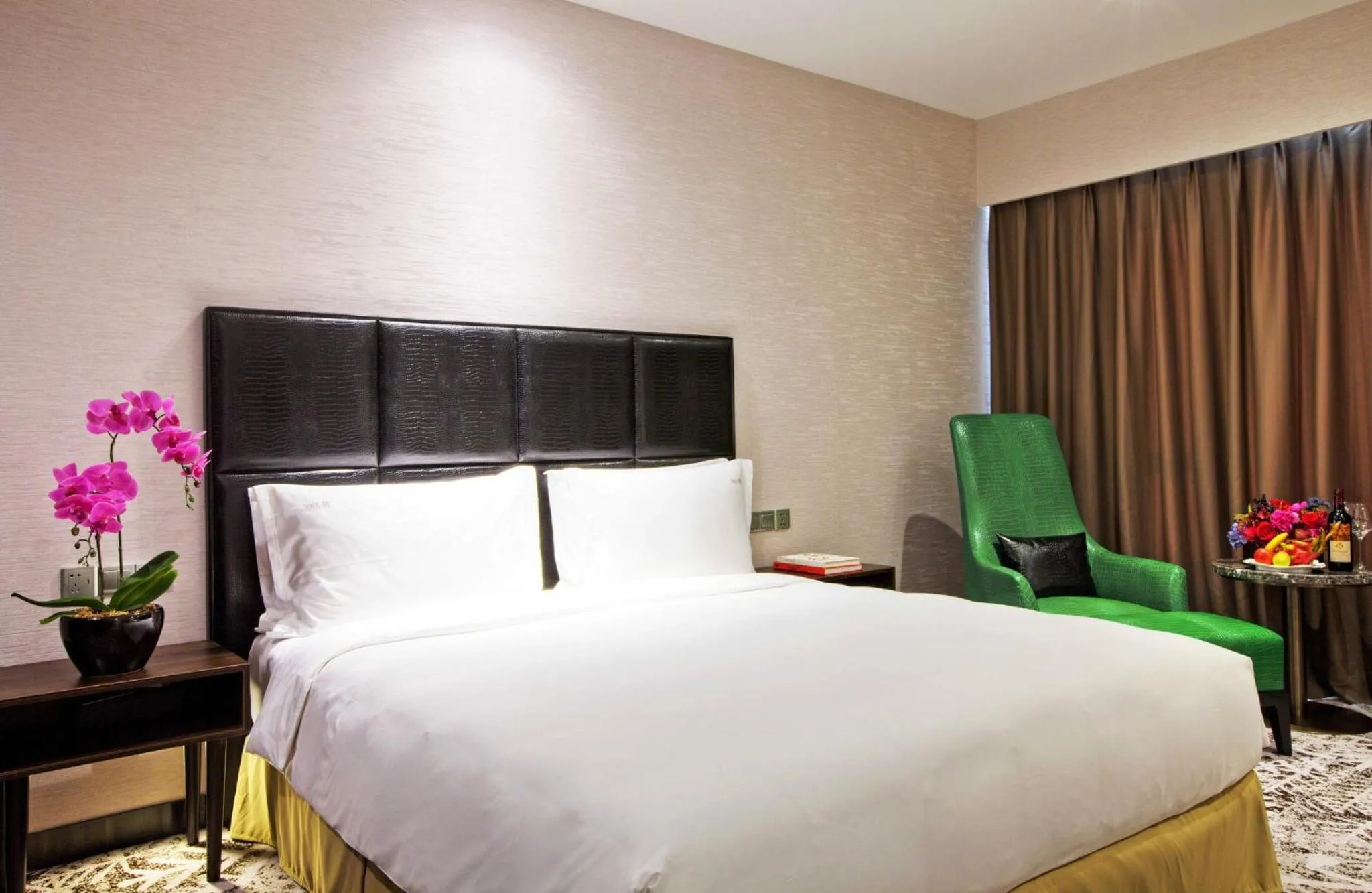 Photo of the whole room, Bed in Crowne Plaza Shanghai Jinshan by IHG