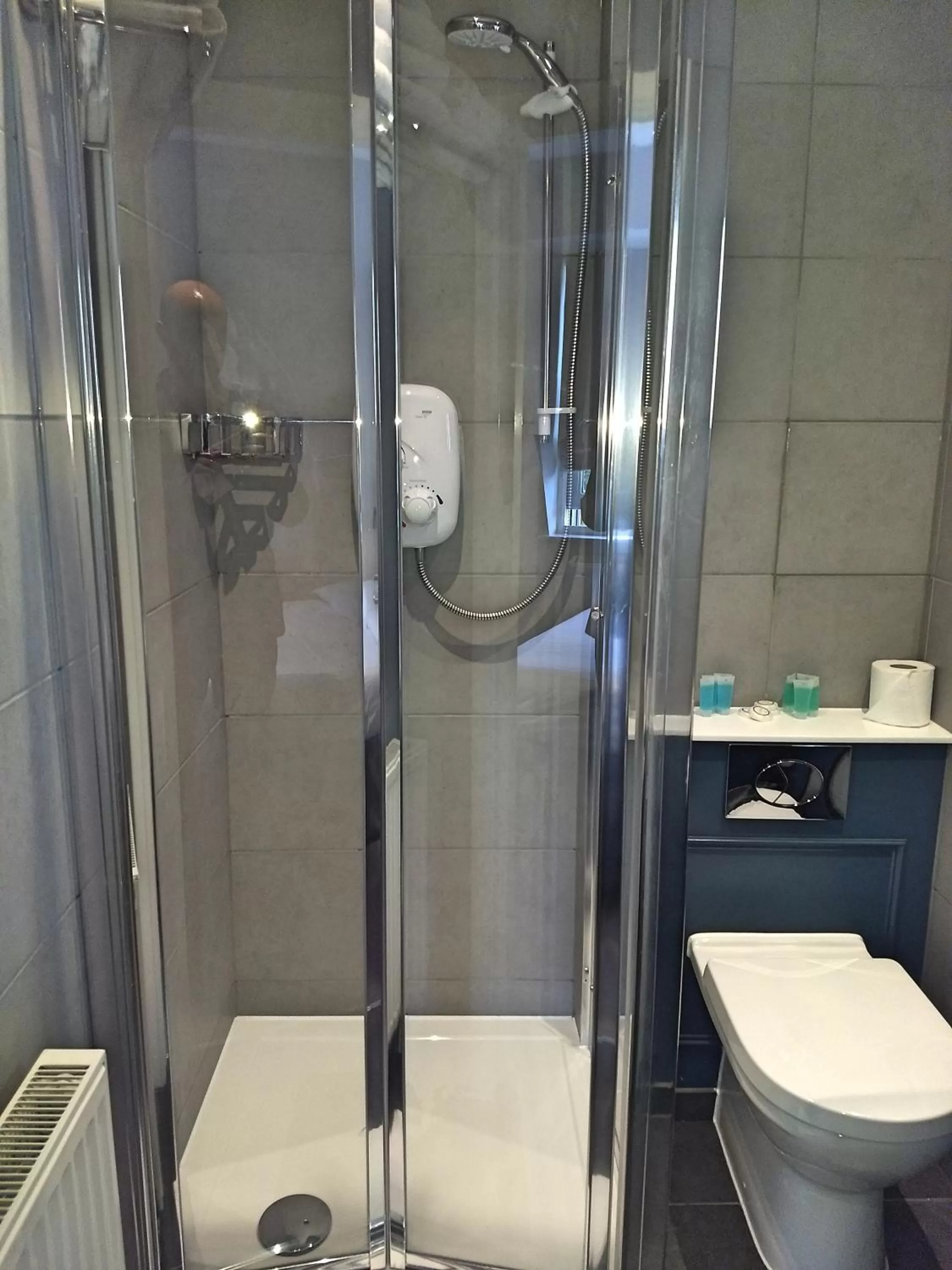 Bathroom in Garden Court Hotel