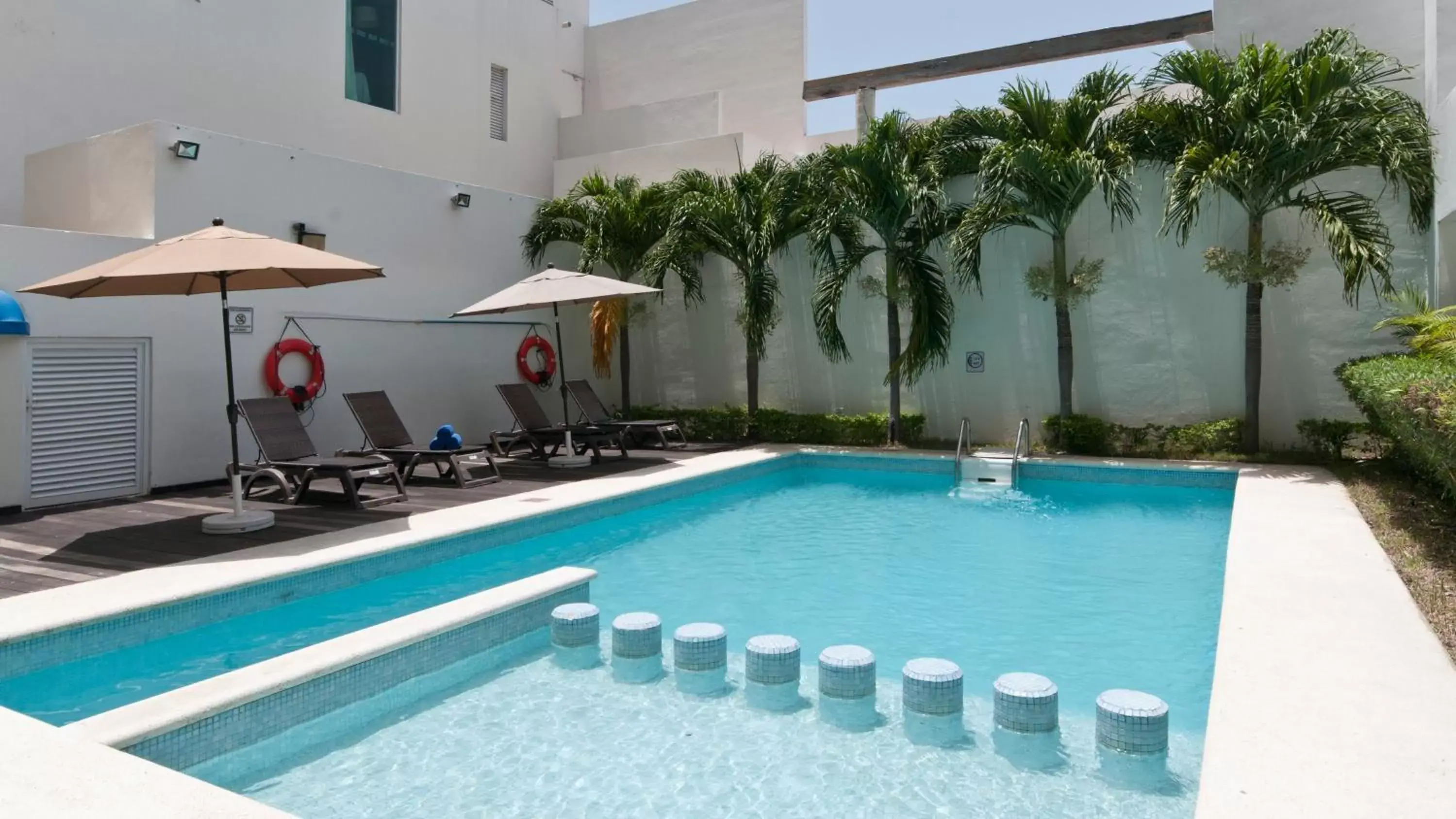 Swimming Pool in Holiday Inn Express Ciudad Del Carmen, an IHG Hotel