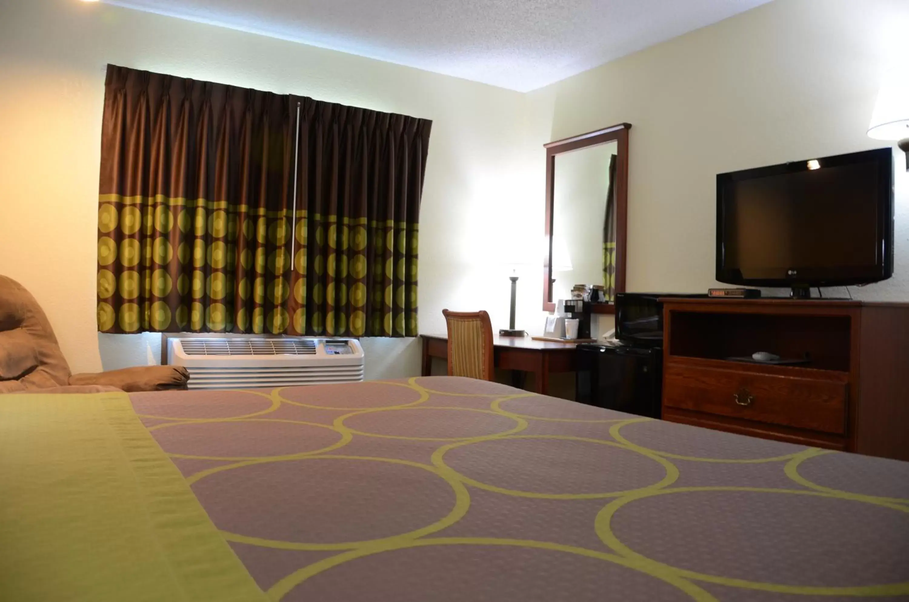 TV and multimedia, Bed in Super 8 by Wyndham Oskaloosa IA