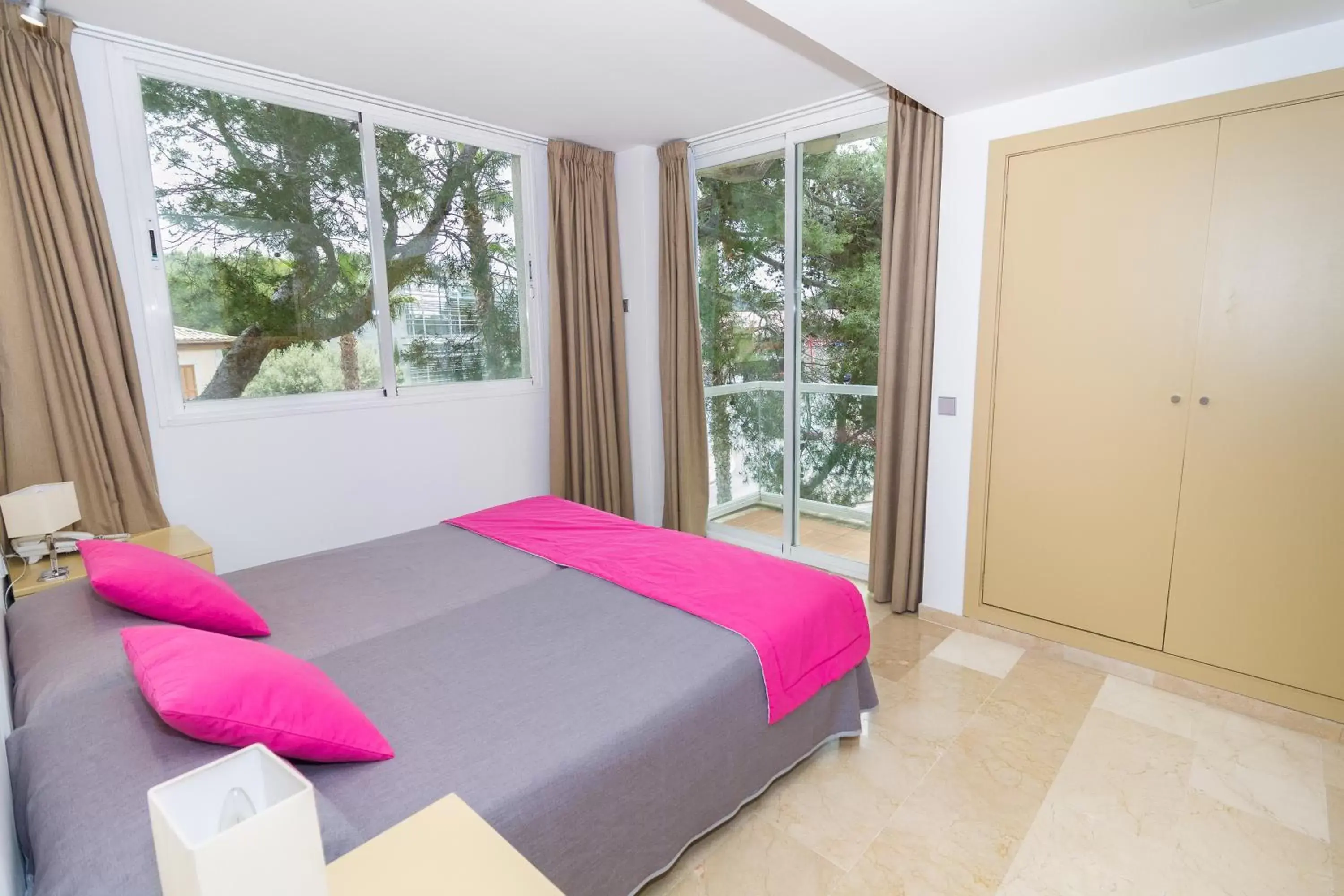 Bedroom, Bed in Eix Platja Daurada Hotel & SPA