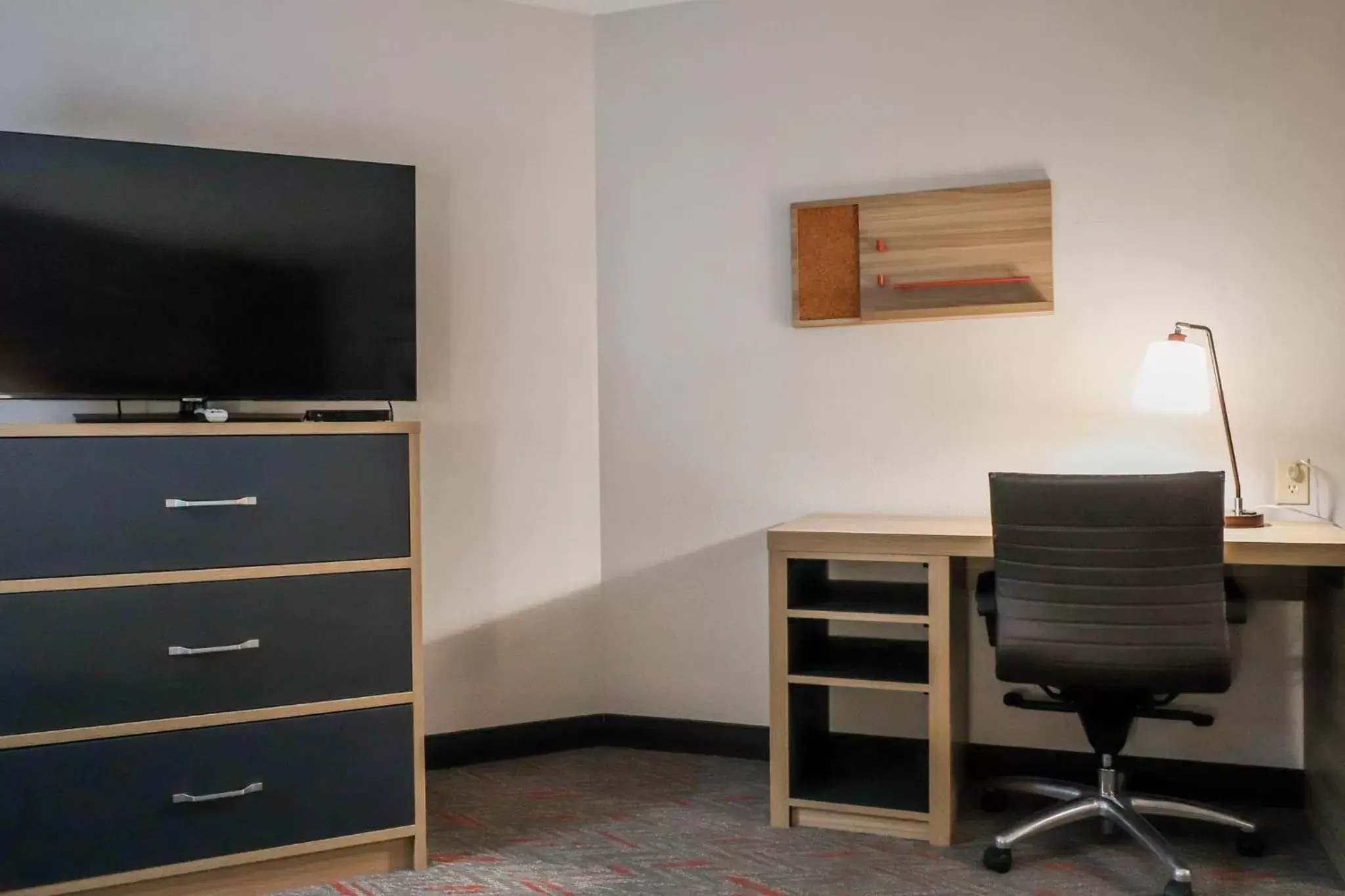 Photo of the whole room, TV/Entertainment Center in Candlewood Suites Richmond Airport, an IHG Hotel