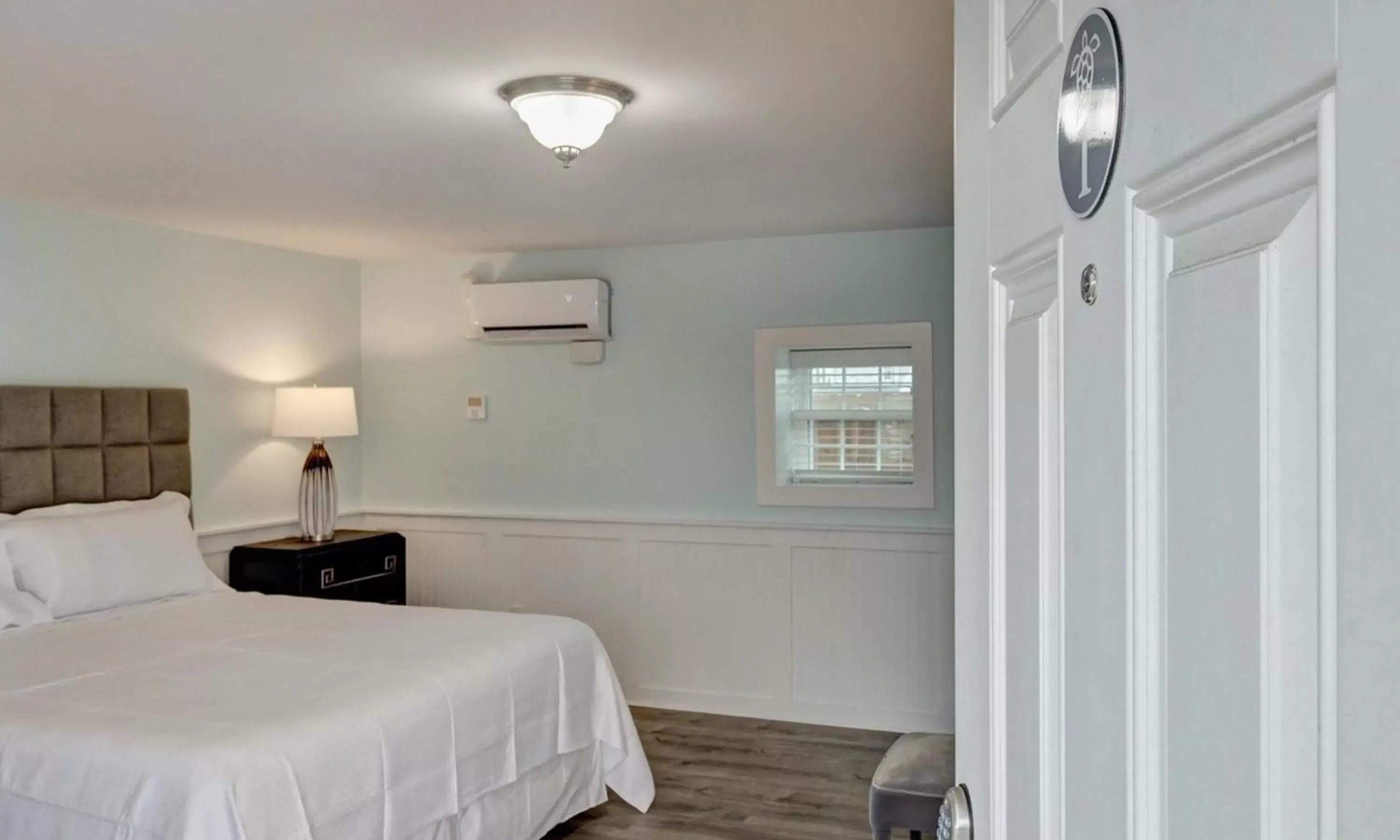 Bed in Loggerhead Inn and Suites by Carolina Retreats