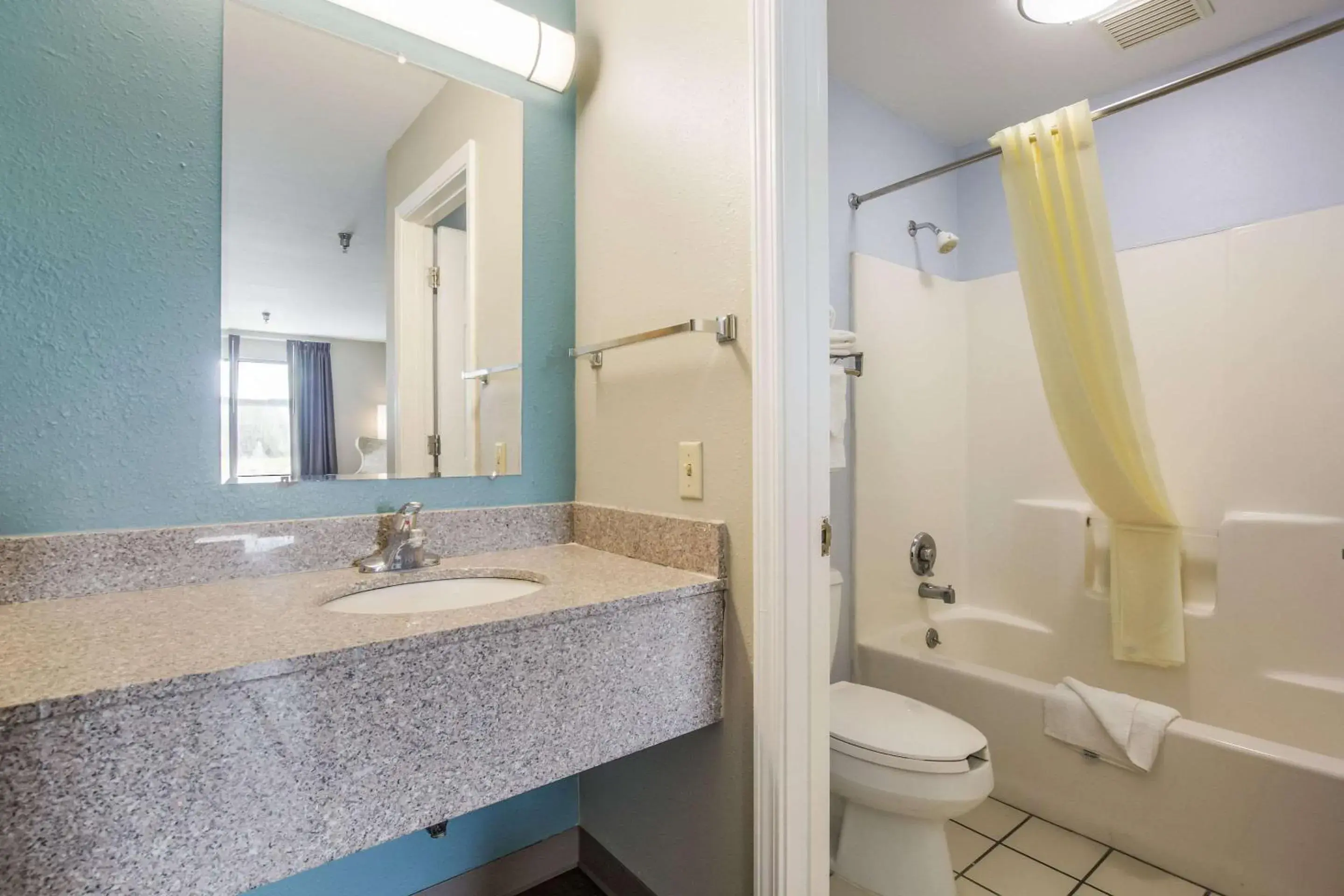 Bathroom in Econo Lodge Inn & Suites I-65