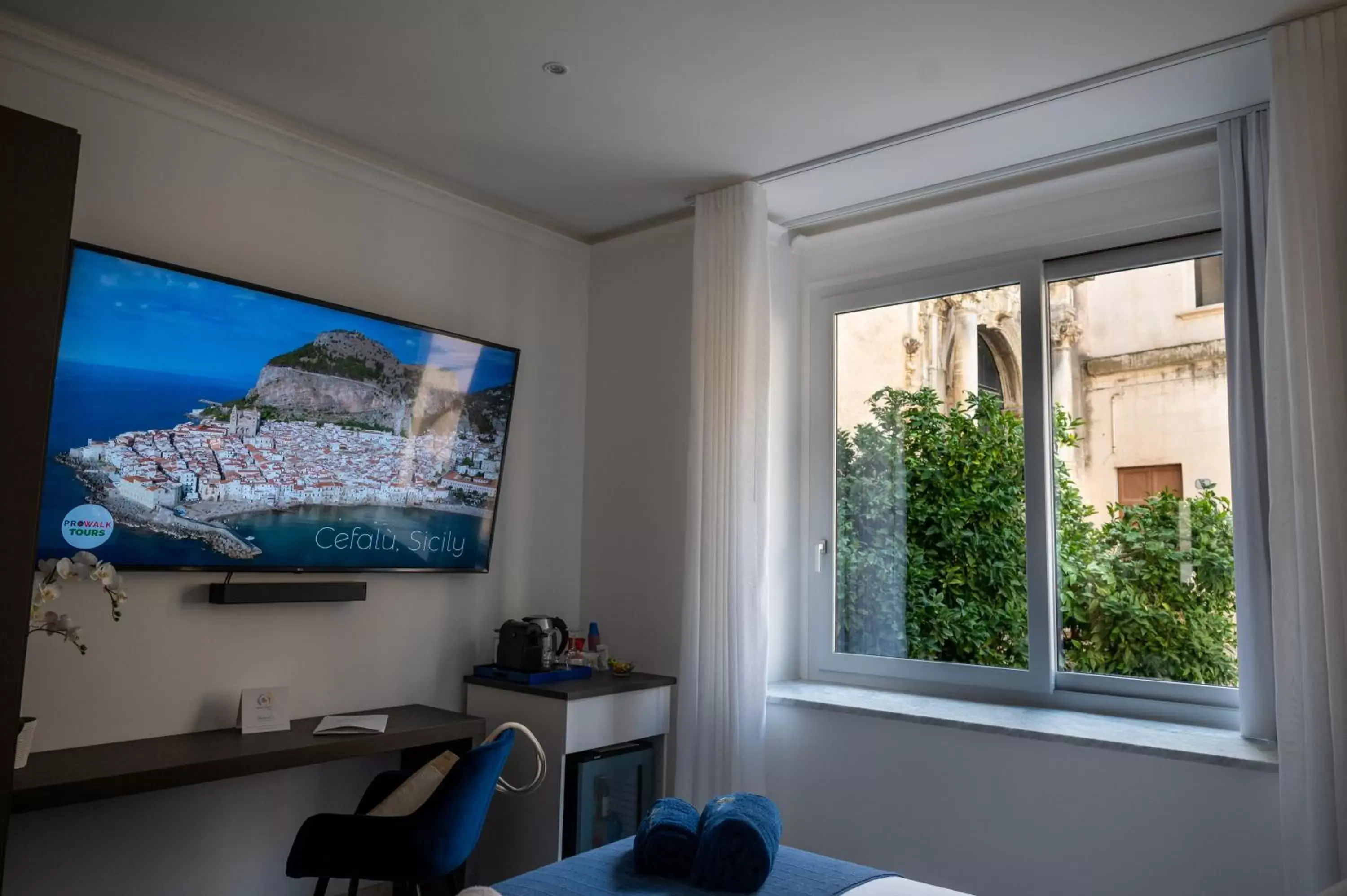 TV and multimedia, TV/Entertainment Center in BM SUITES CEFALU