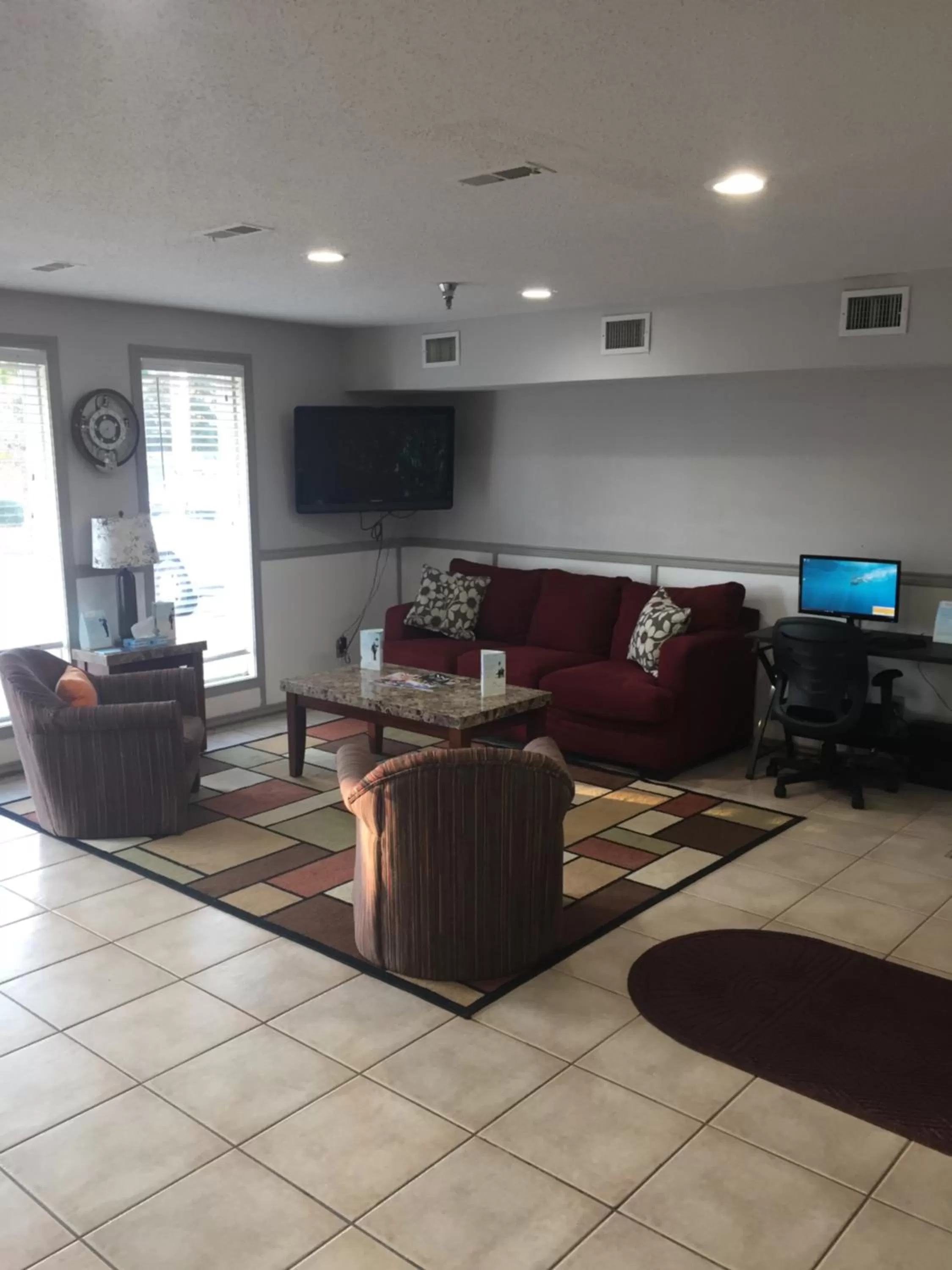 Communal lounge/ TV room in Super 8 by Wyndham College Station