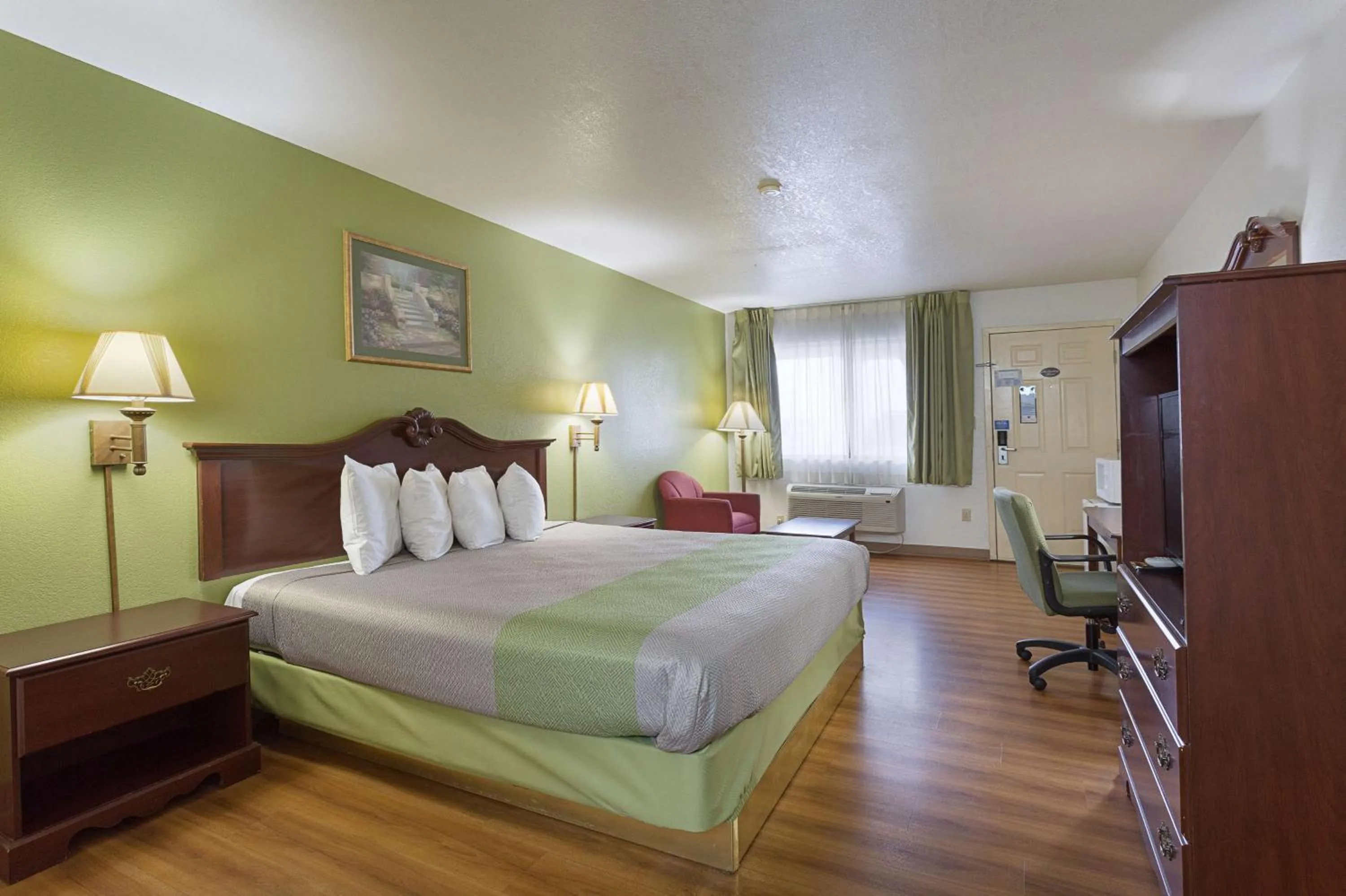 Photo of the whole room, Bed in Rodeway Inn Santa Rosa
