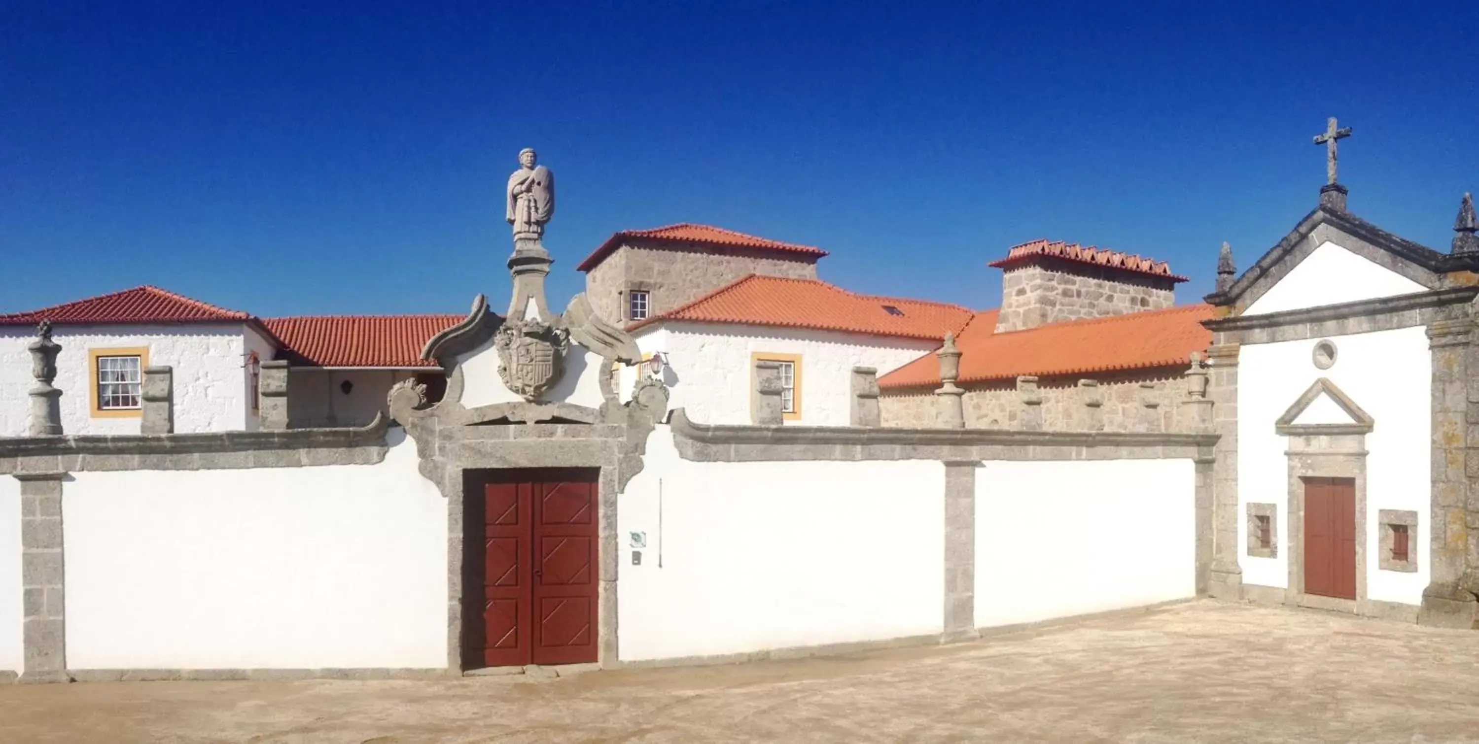 Facade/entrance in Casa da Portela de Sampriz