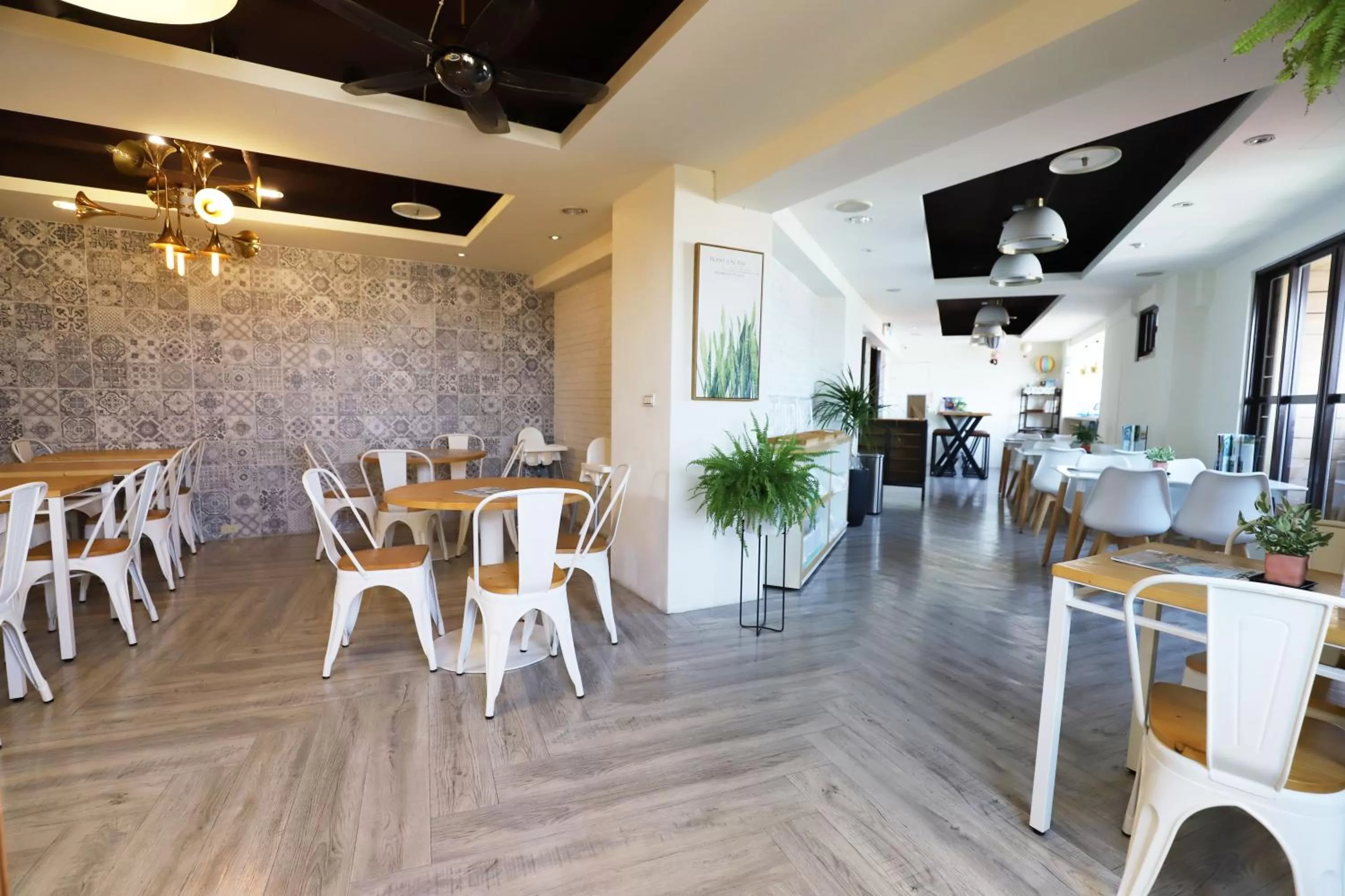 Restaurant/places to eat in Dream 12 Hotel