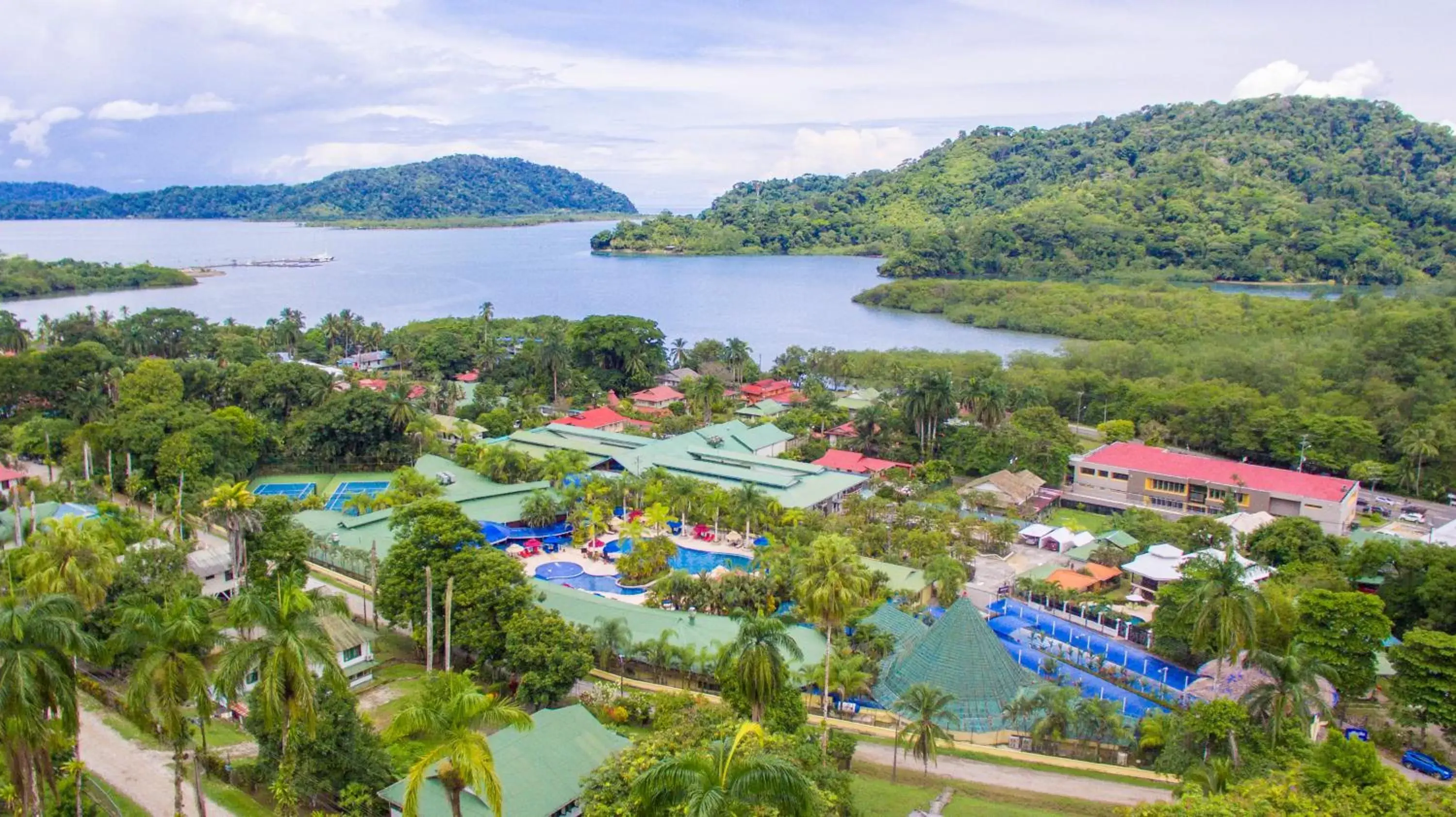 Property building, Bird's-eye View in Hotel Casa Roland Golfito Resort