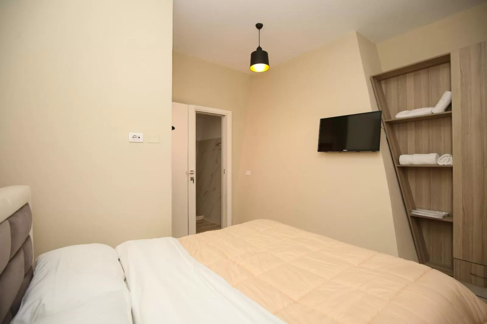 Communal lounge/ TV room, Bed in Blue Bay