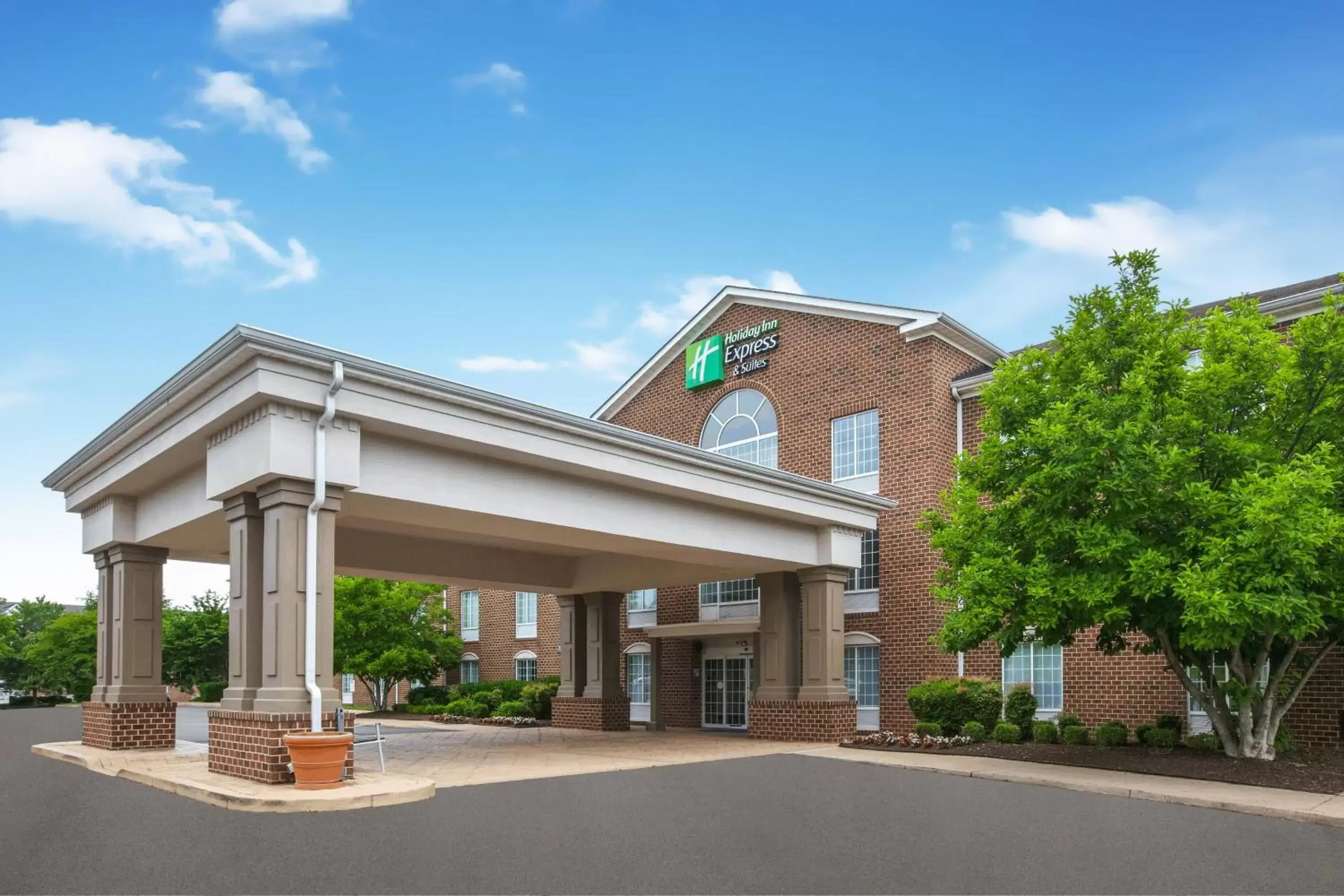 Property Building in Holiday Inn Express Hotel & Suites Warrenton, an IHG Hotel