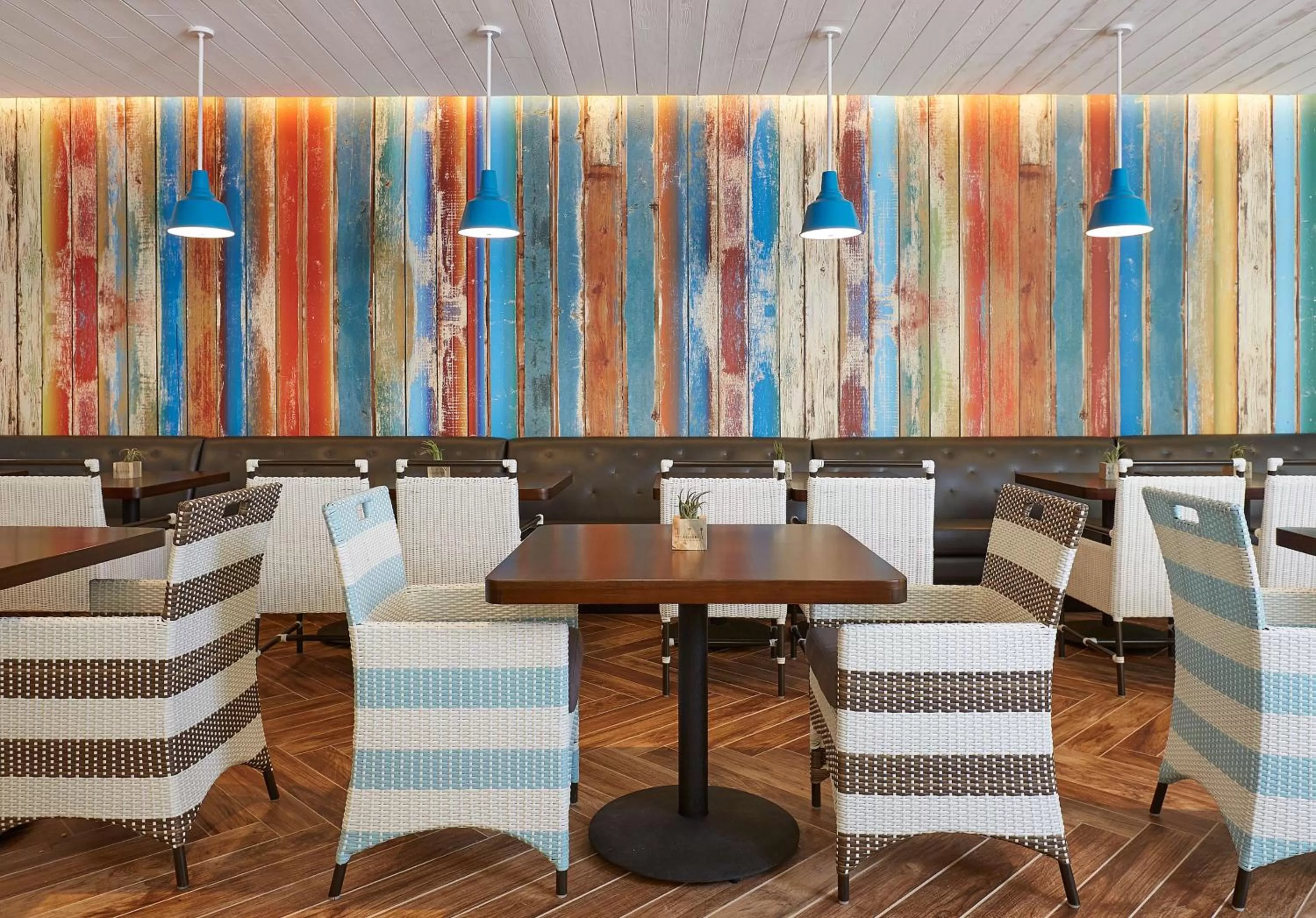 Restaurant/places to eat in The Waterfront Beach Resort, A Hilton Hotel