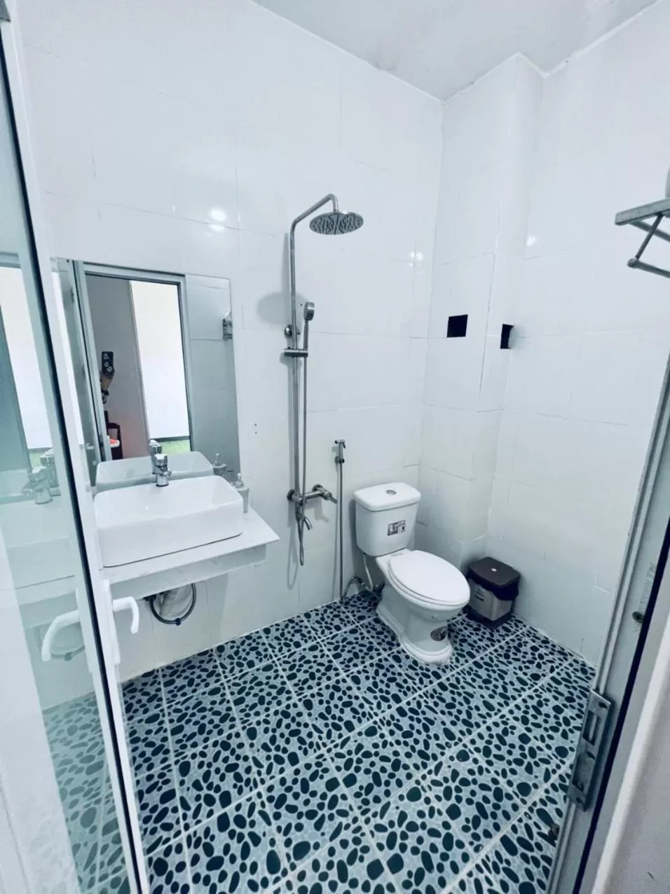 Shower in D'Villa Hotel - Homestay