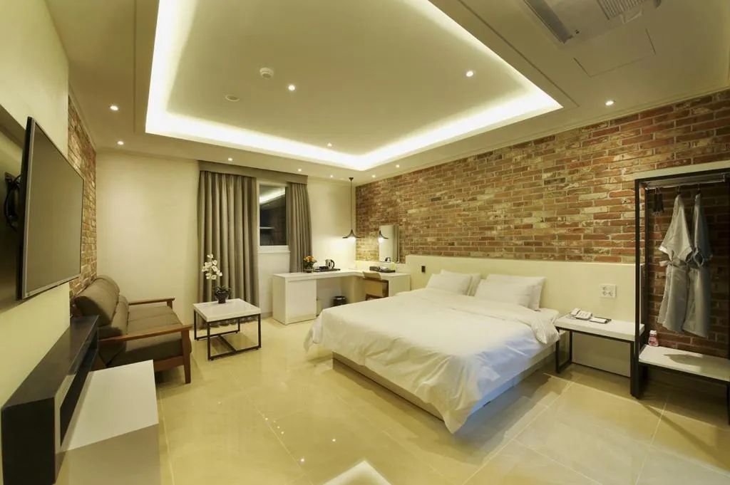 Bedroom, Bed in Hotel B