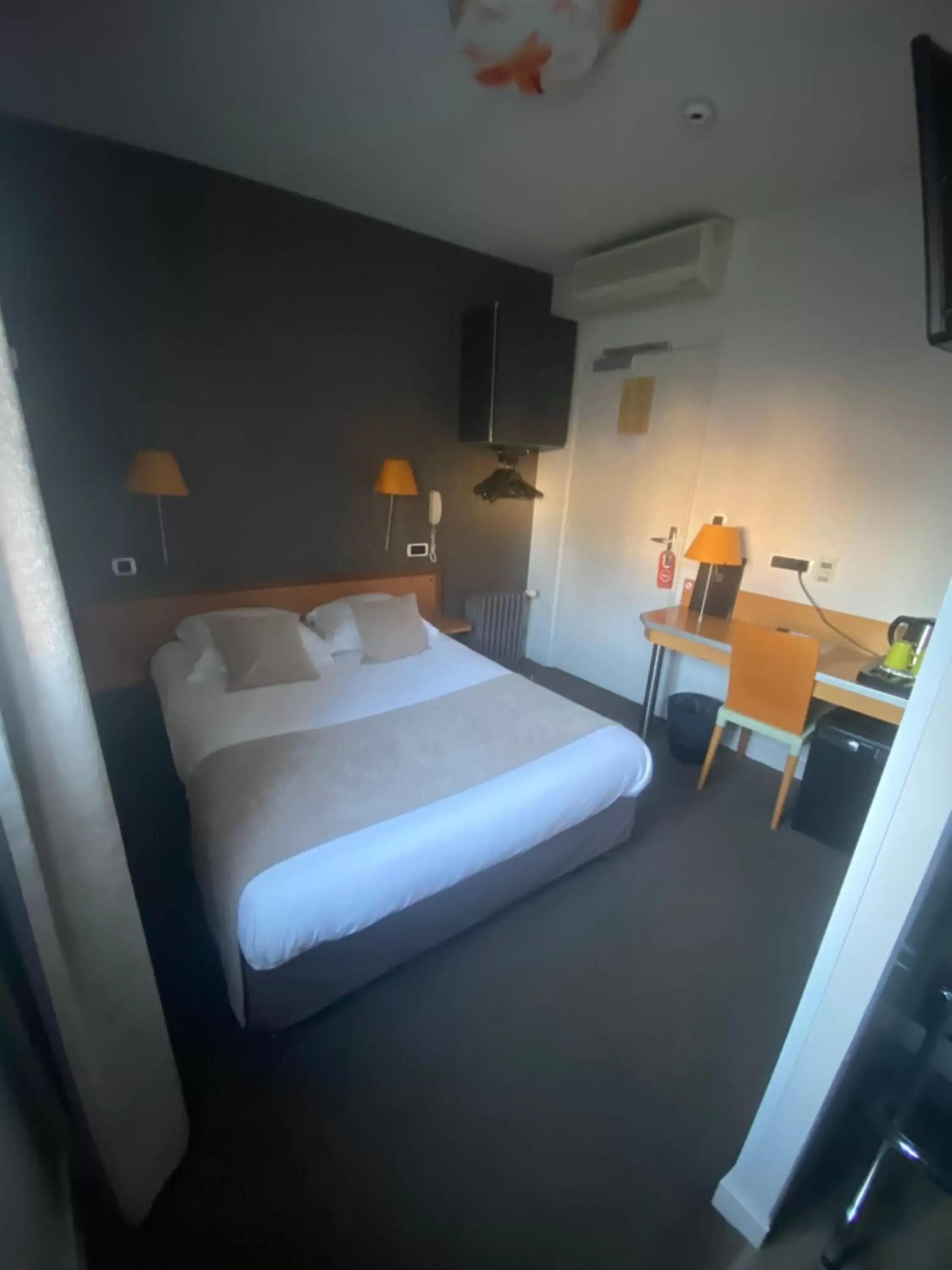 Bedroom, Bed in Hotel Des Lices