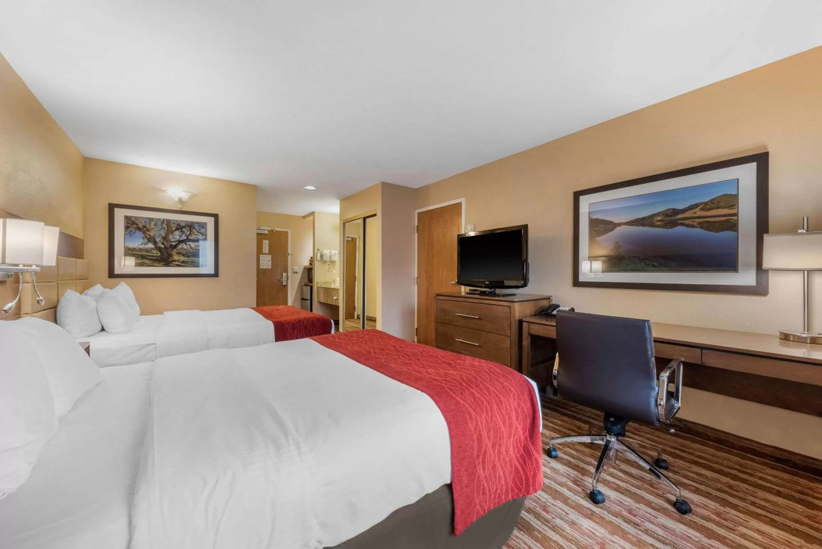 Photo of the whole room, Bed in Comfort Inn South San Jose - Morgan Hill