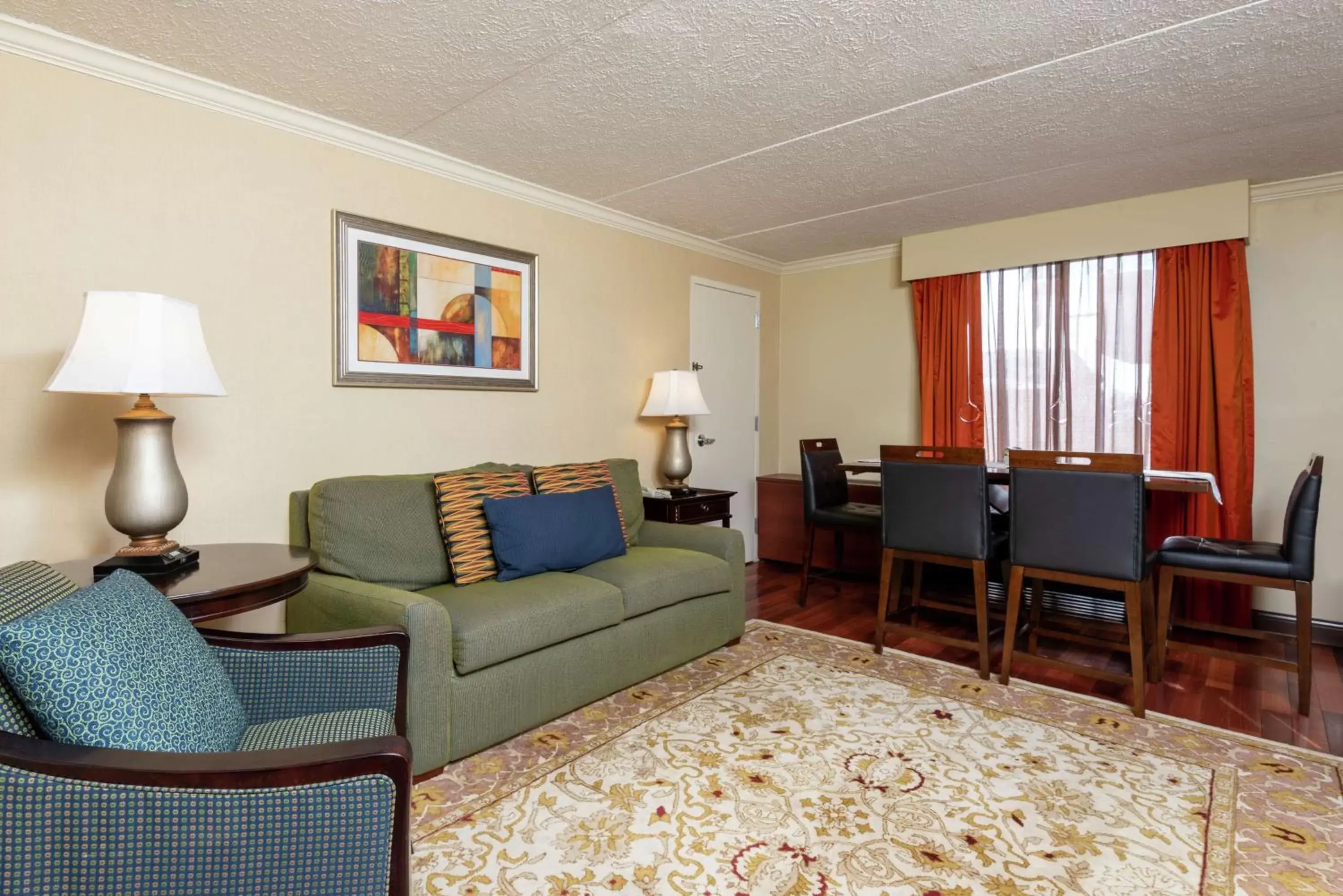 Living room, Seating Area in DoubleTree by Hilton Hotel Grand Rapids Airport