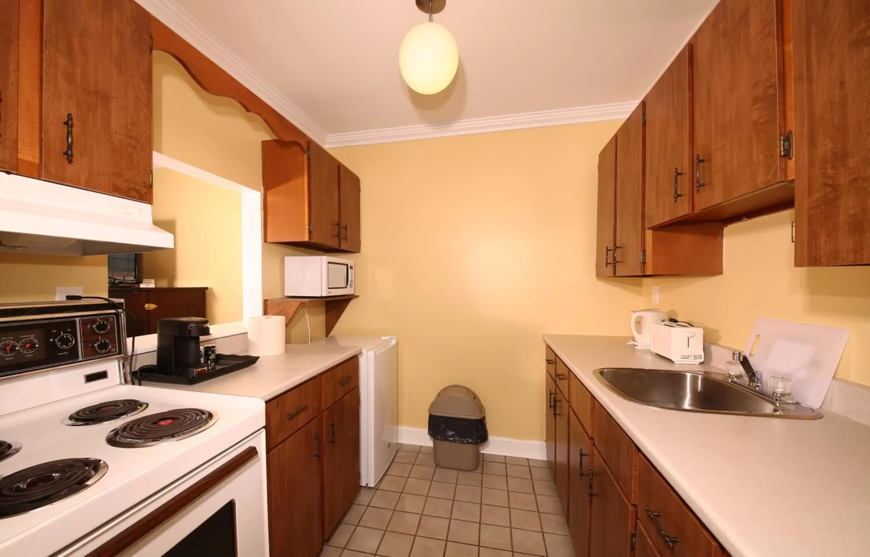 Kitchen or kitchenette, Kitchen/Kitchenette in Grenfell Heritage Hotel & Suites