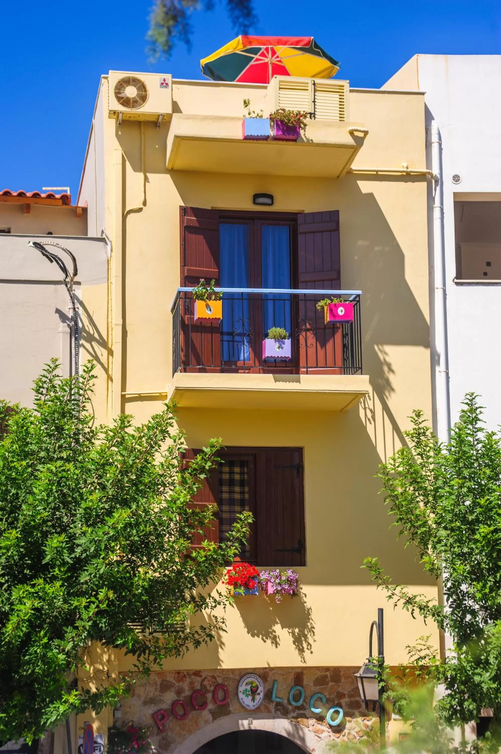 Property building in Poco Loco Bed & Breakfast