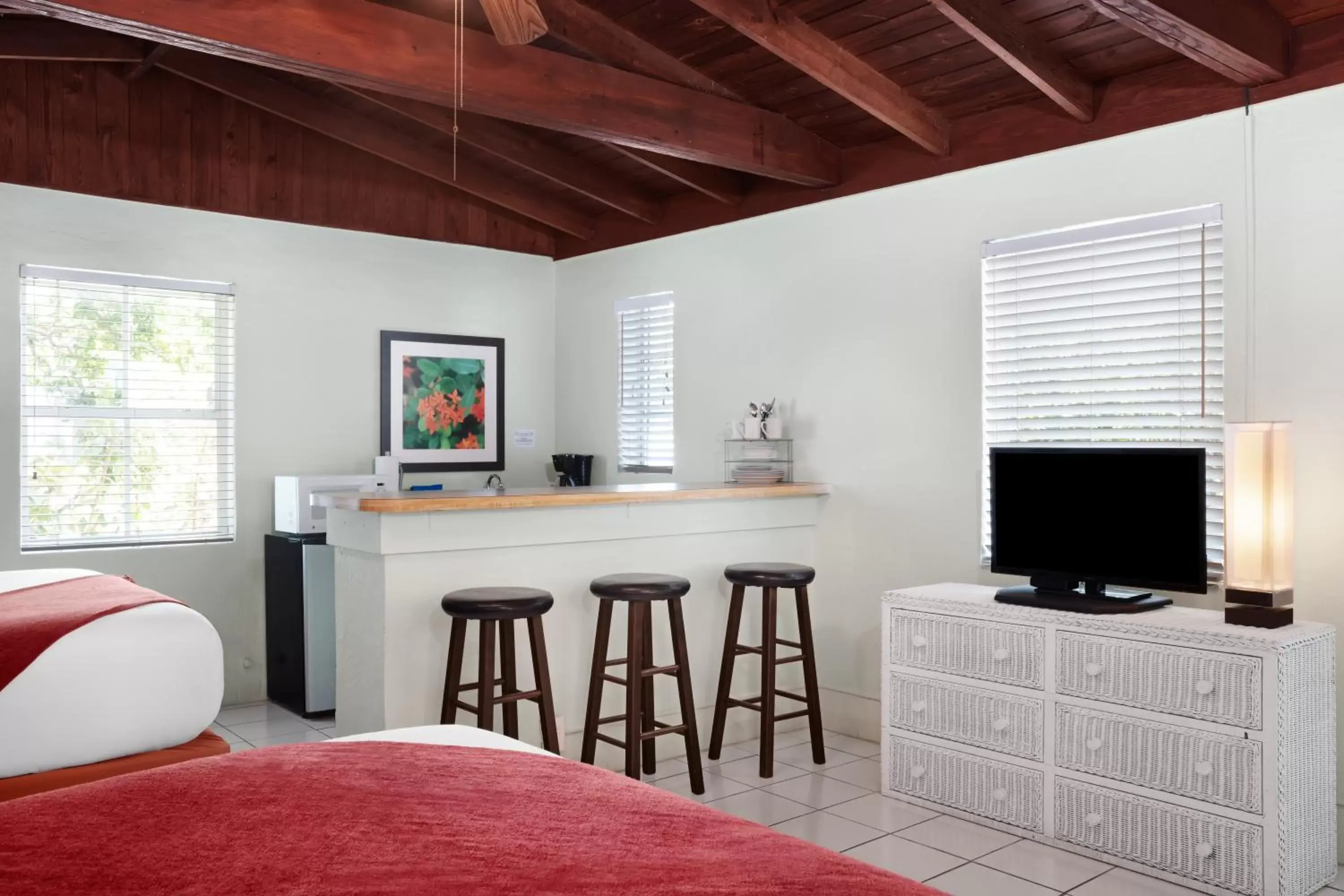 Bedroom, TV/Entertainment Center in Southwinds Motel
