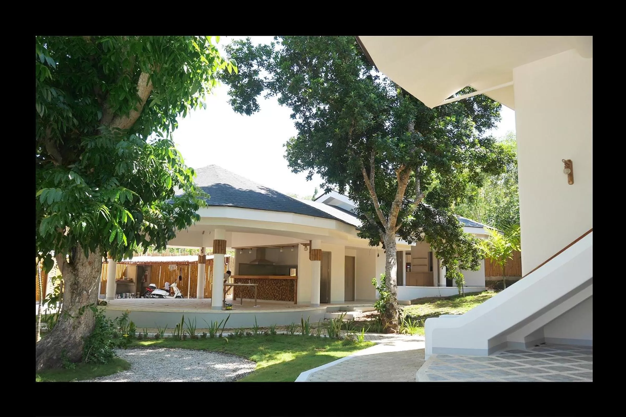 Communal lounge/ TV room in Bohol Dreamcatcher Resort